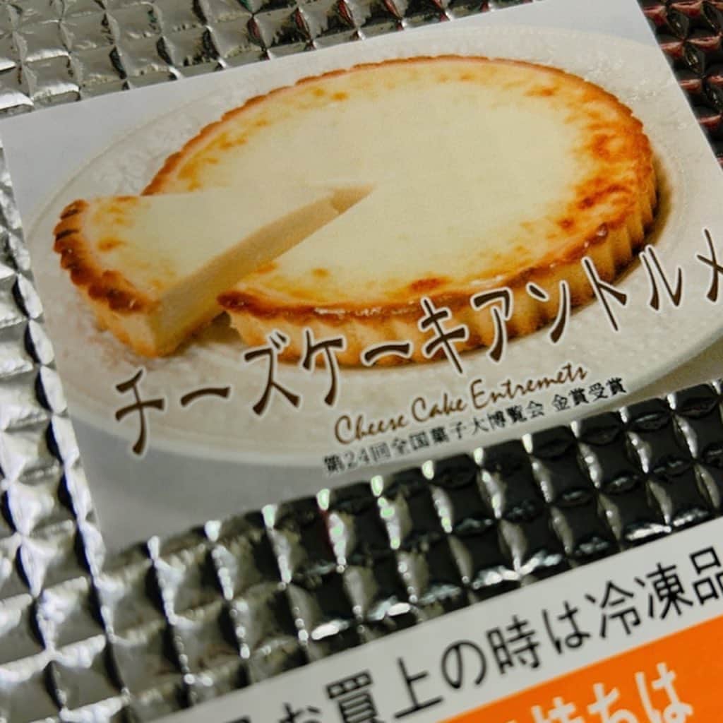 城華阿月さんのインスタグラム写真 - (城華阿月Instagram)「@maruyasu_tanakaya  #チーズケーキアントルメ  #おいしい #😋  冷凍商品だけど#おいしかった  冷凍の技術がものすごく上がってるのは知ってるけれど食べてみて、 あちゃ😣って言うのあるんですよね〜〜〜 でも#丸安田中屋 さんのは 私には合いました😋 甘過ぎないし軽い食感だけど ちゃんとチーズケーキ🧀 一瞬で食べ終わる😋 #幸せ #ごちそうさまでした #🙏  #チーズケーキ #cheesecake いつかお店にも行ってみたいな🎵」4月14日 21時27分 - azuki__joka