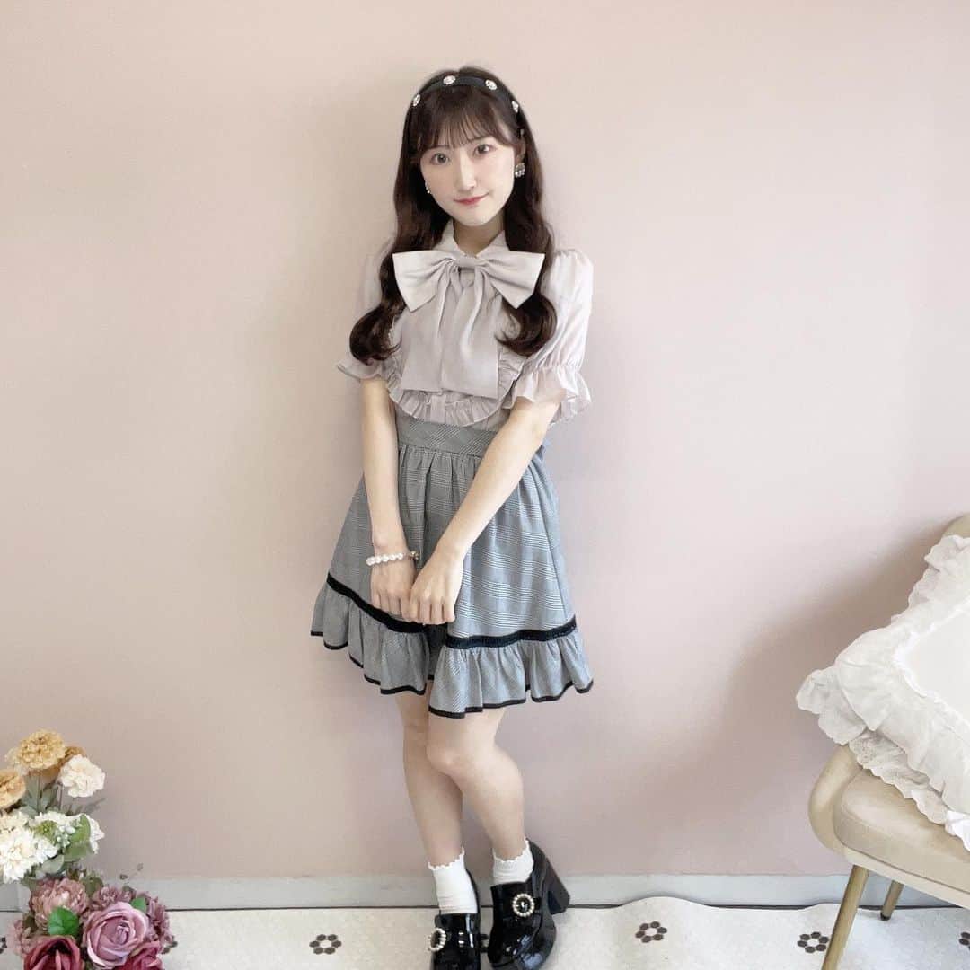 evelyn.coordinateのインスタグラム：「♡  𝑵𝒆𝒘 𝑨𝒓𝒓𝒊𝒗𝒂𝒍  #シアーリボンBS price ¥6,900  #リボンギャザーSK price ¥6,900  こちら今だと全店Set Fair行っております💞 お好きなお色組み合わせられて セットで✨¥12,500(taxin)✨  ブラウスのリボンは形作られたものが スタップボタンでついているので 形も綺麗なまま保ってくれます🎀 外してリボン無しのBSにもしていただけます☁️  #evelyn #エブリン #ガーリーコーデ #甘めスタイル #甘めコーデ #清楚コーデ #可愛い  #girly #feminine #パステル #girl #低身長コーデ #l4l #f4f #follow #フォロー #ファッション #fashion #ootd #evelynコーデ #フェミニンコーデ」