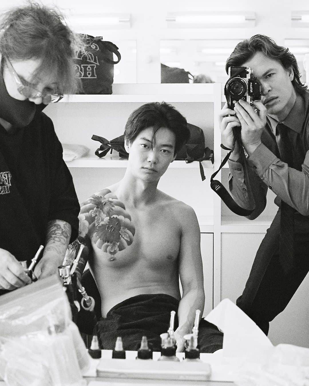 笠松将さんのインスタグラム写真 - (笠松将Instagram)「Show getting his Tattoo done before a love scene   Tokyo Japan, April 2023 #TokyoVice」4月14日 21時29分 - show_kasamatsu_official