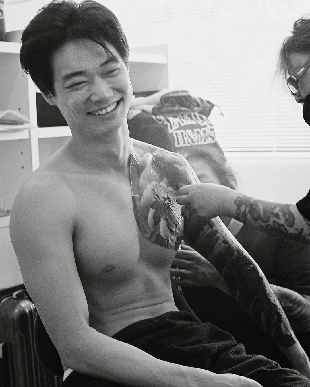 笠松将さんのインスタグラム写真 - (笠松将Instagram)「Show getting his Tattoo done before a love scene   Tokyo Japan, April 2023 #TokyoVice」4月14日 21時29分 - show_kasamatsu_official