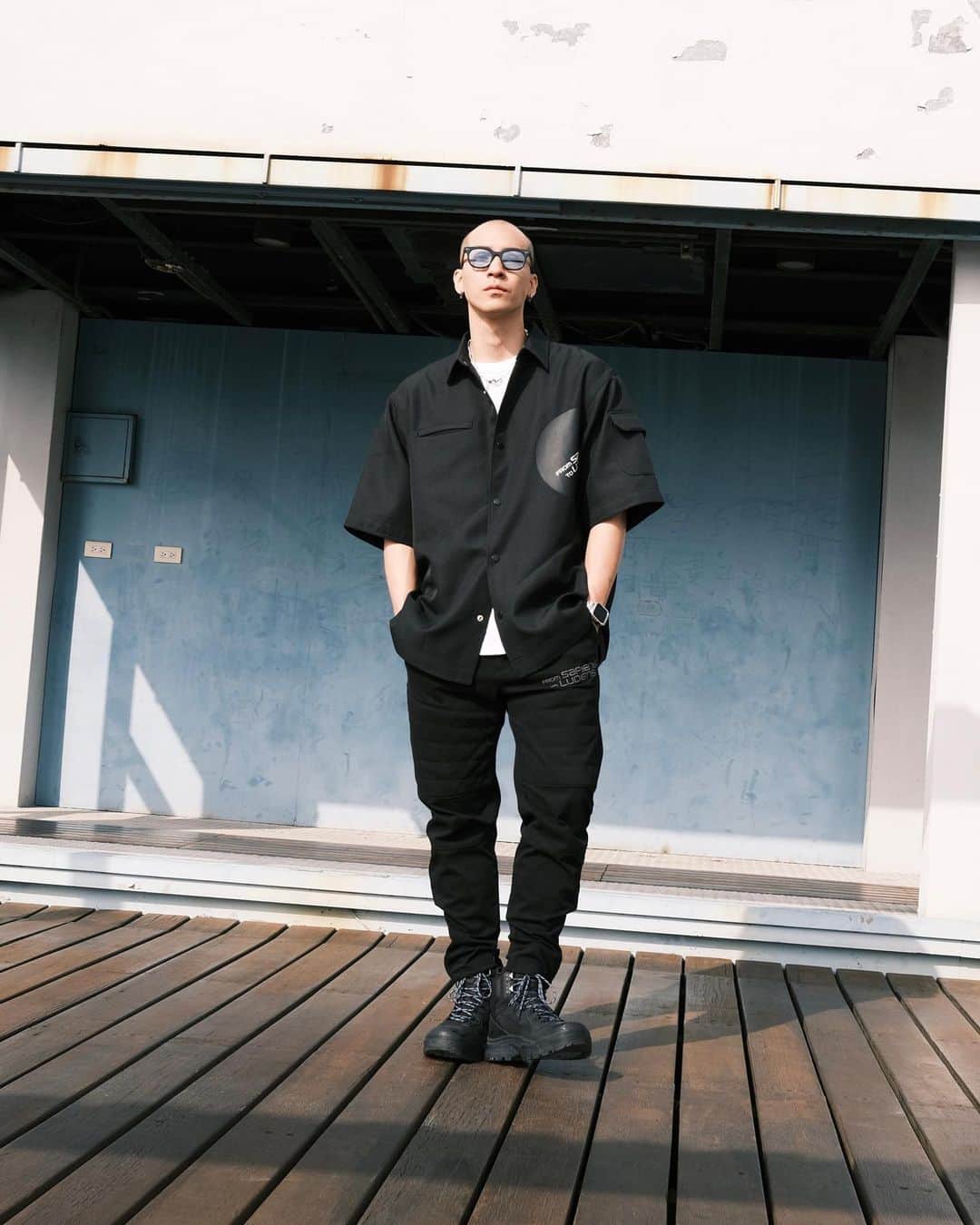 GU TAIWANさんのインスタグラム写真 - (GU TAIWANInstagram)「/ 有看到我身上的Ludens嗎？   雖然我稱不上是個遊戲迷，不過這次 @gu_taiwan 與KOJIMA PRODUCTIONS(小島製作)二度聯名，推出其代表性角色「Ludens」為主題的一系列服飾，這角色真的是很帥⋯結合寬版的上身設計及合身休閒褲，除了黑白的基本色以外，卡其色系的加入讓這次聯名更豐富。   All Black我想都不陌生吧，聯名系列一整套就是經典，這次的卡其配色當然要搭上一件我最愛的GU工作寬褲來呈現不一樣的風格，話說這條褲子可是包色呢😂   GU是我搜集單品的愛牌之一，懶得逛街也會動動手指滑起來，GU網路商店週年慶在4/14～4/20推出各種優惠活動，這款聯名系列也同時在今天重磅登場！一定是幫高調給我網購刷起來～～～   #GUTaiwan #KOJIMAPRODUCTION #Ludens #YOURFREEDOM #讓時尚更自由」4月14日 21時30分 - gu_taiwan