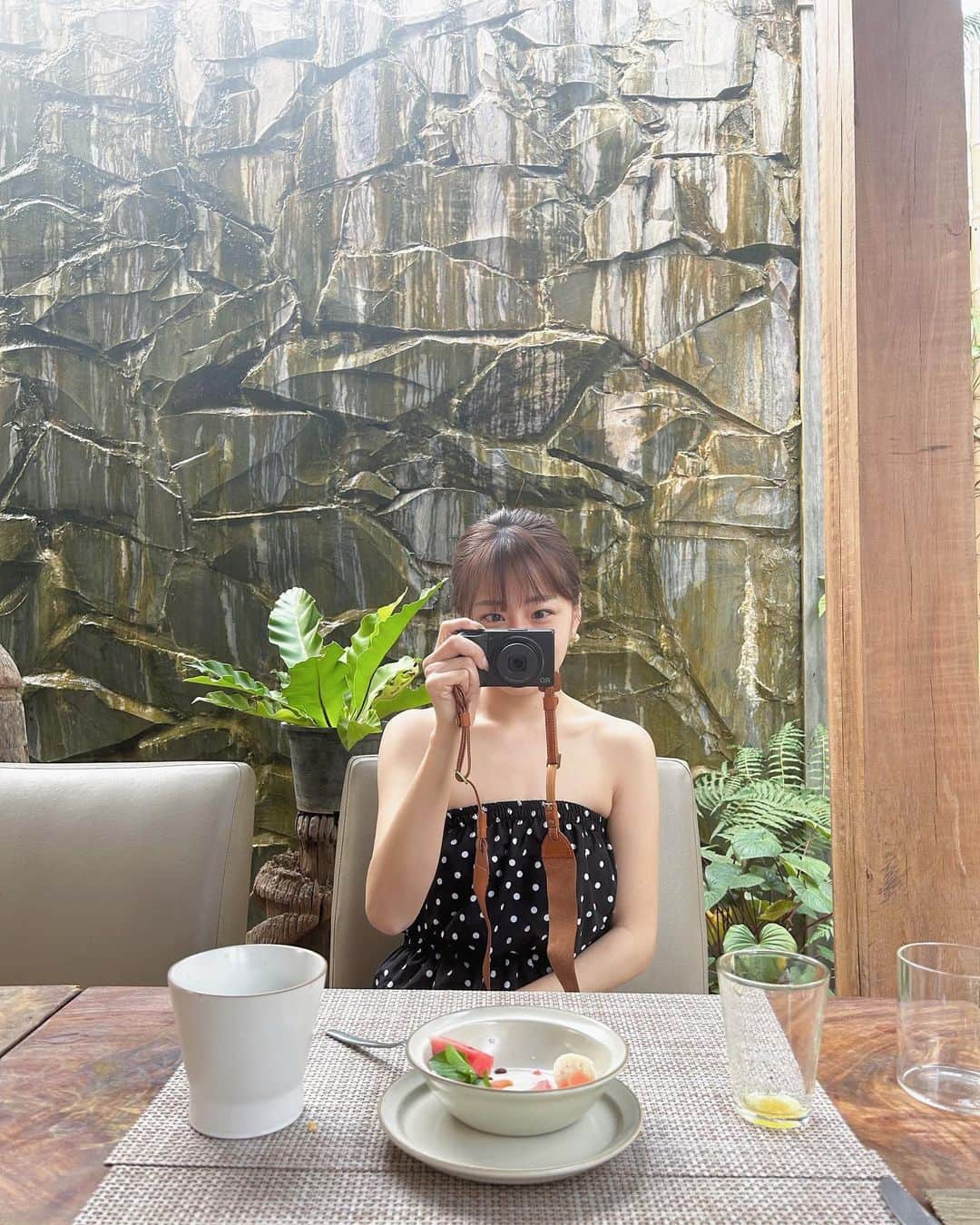 のインスタグラム：「ちょっと前にいってきた 東南アジア旅✈️を少しずつアップしていこうかな🤍  1つ目の国は Laos🇱🇦(ルアンパバーン) 時間がゆっく〜り流れてて 時の流れに身を任せてました👶🏻 も 現地のワンピース買ったり クワンシーの滝にいって 飛び込んでみたり 一緒に泳いでた方が写真撮ってくれて AirDropで送ってくれたりと 出会いも楽しかった🐈🤍  #ラオス #Laos」