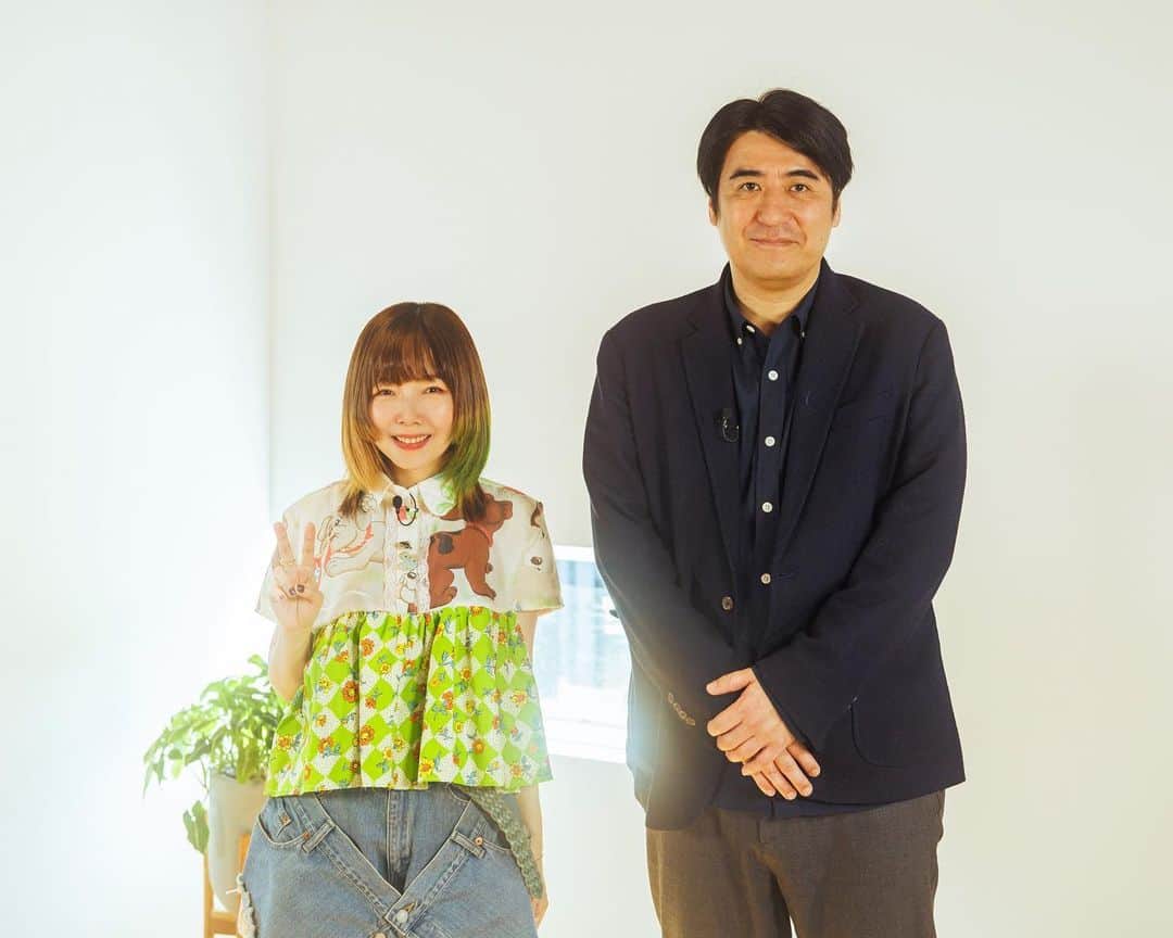 佐久間宣行のインスタグラム：「aikoさんと対談しました。 というか、25周年のインタビュアーをした感じです。 ファンの方に喜んだり驚いたりして頂ける話をたくさん聞けた気がします。  MTV特別番組『MTV INSIDE:aiko-25th Anniversary-』  初回放送 4/28(金)21:30〜23:00 リピート放送 5/14(日)18:00〜19:30  ぜひ！」