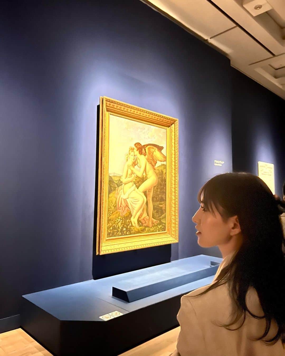のインスタグラム：「久々に美術館に。  様々な愛の形が表現されていて、それぞれに深いストーリーがあって、心に沁みた🤍  個人的には『かんぬき』と『部屋履き』が印象的でした！  #美術館 #美術館巡り #美術館好きな人と繋がりたい #ルーブル美術館展 #art #louvre #美術検定」