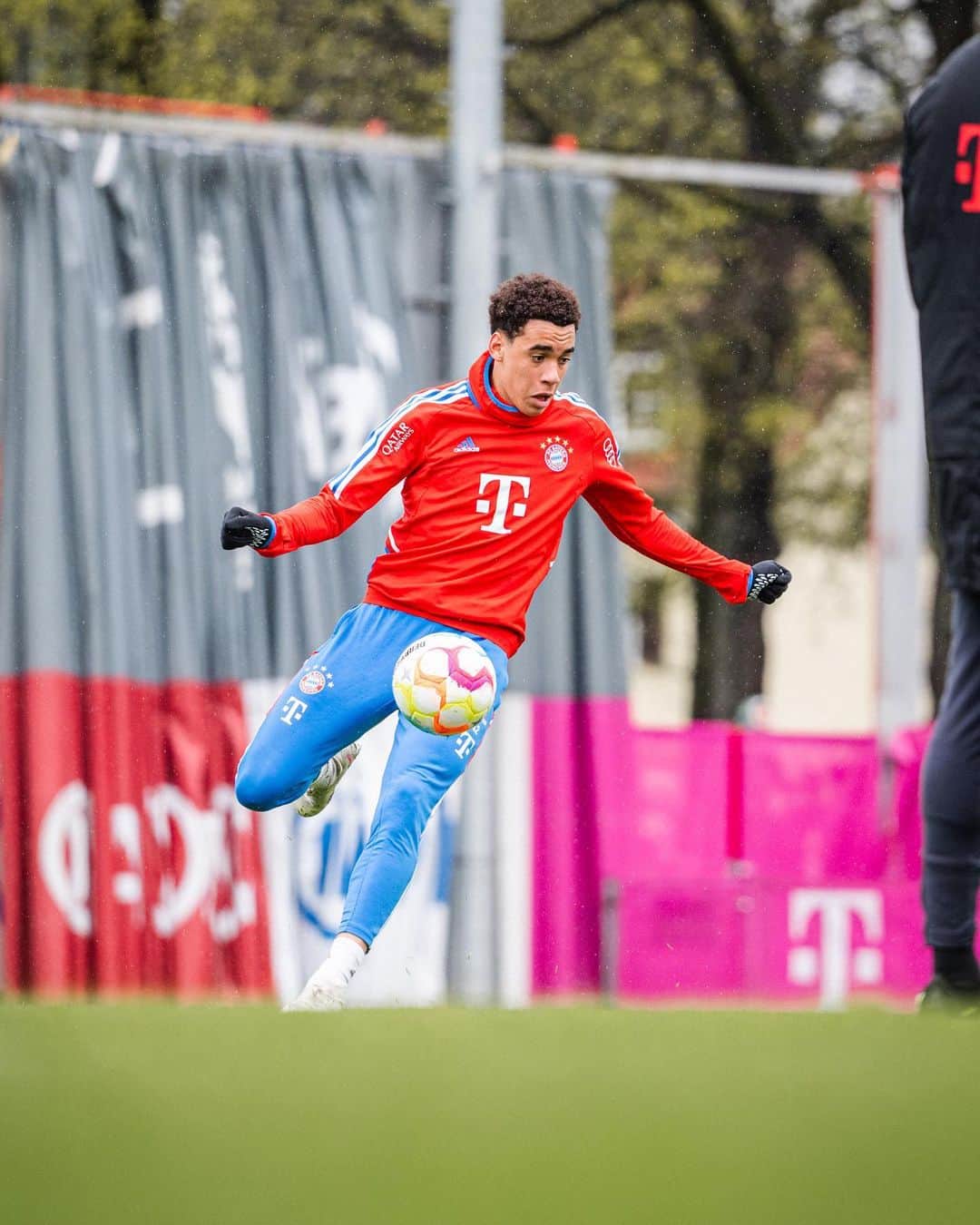 バイエルン・ミュンヘンさんのインスタグラム写真 - (バイエルン・ミュンヘンInstagram)「Getting ready for Hoffenheim 💪  #packmas #FCBTSG #FCBayern #MiaSanMia」4月14日 21時34分 - fcbayern