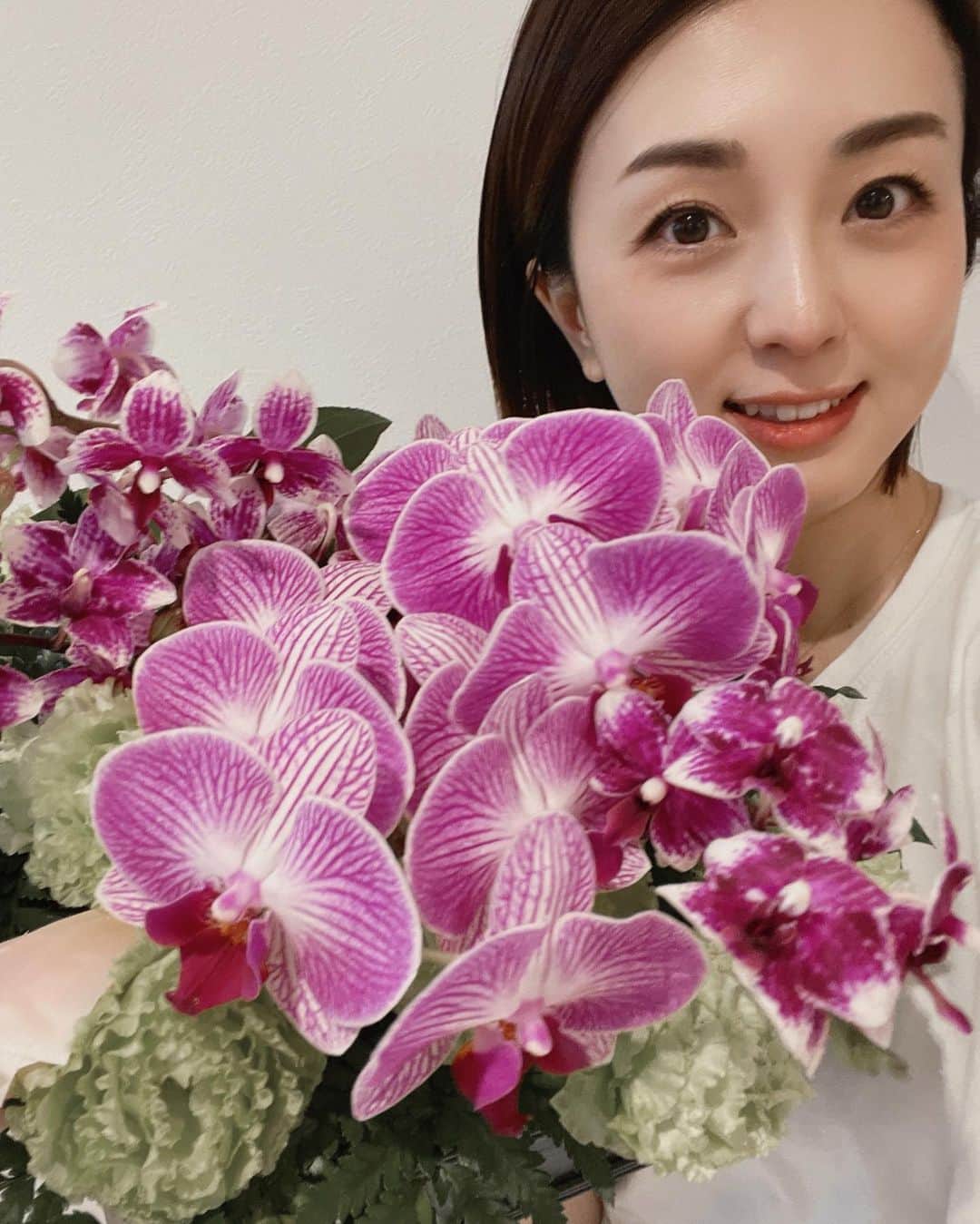 祥子のインスタグラム：「ℍ𝔸ℙℙ𝕐 𝔹𝕀ℝ𝕋ℍ𝔻𝔸𝕐 𝕥𝕠 𝕄𝔼  13日にまた一つ歳を重ねました☺️  当日はたくさんの方から「おめでとう🎂」とお祝いしてもらい、 とってもスペシャルな方からもメッセージが届きました🥰💓  こんなにもhappyな気持ちで溢れた誕生日を迎えられた私は幸せ者です♡  とてもオシャレなご夫婦から、 とてもオシャレな贈り物ととてもオシャレな花束も頂きました💐☺️💕  ありがとうございます💗  またこの一年も出逢うすべてに感謝をして、丁寧に生きていきたいと思います☺️🕊✨  thank you 🍀  #mybirthday #happybirthday #413 #thankyou #1985」