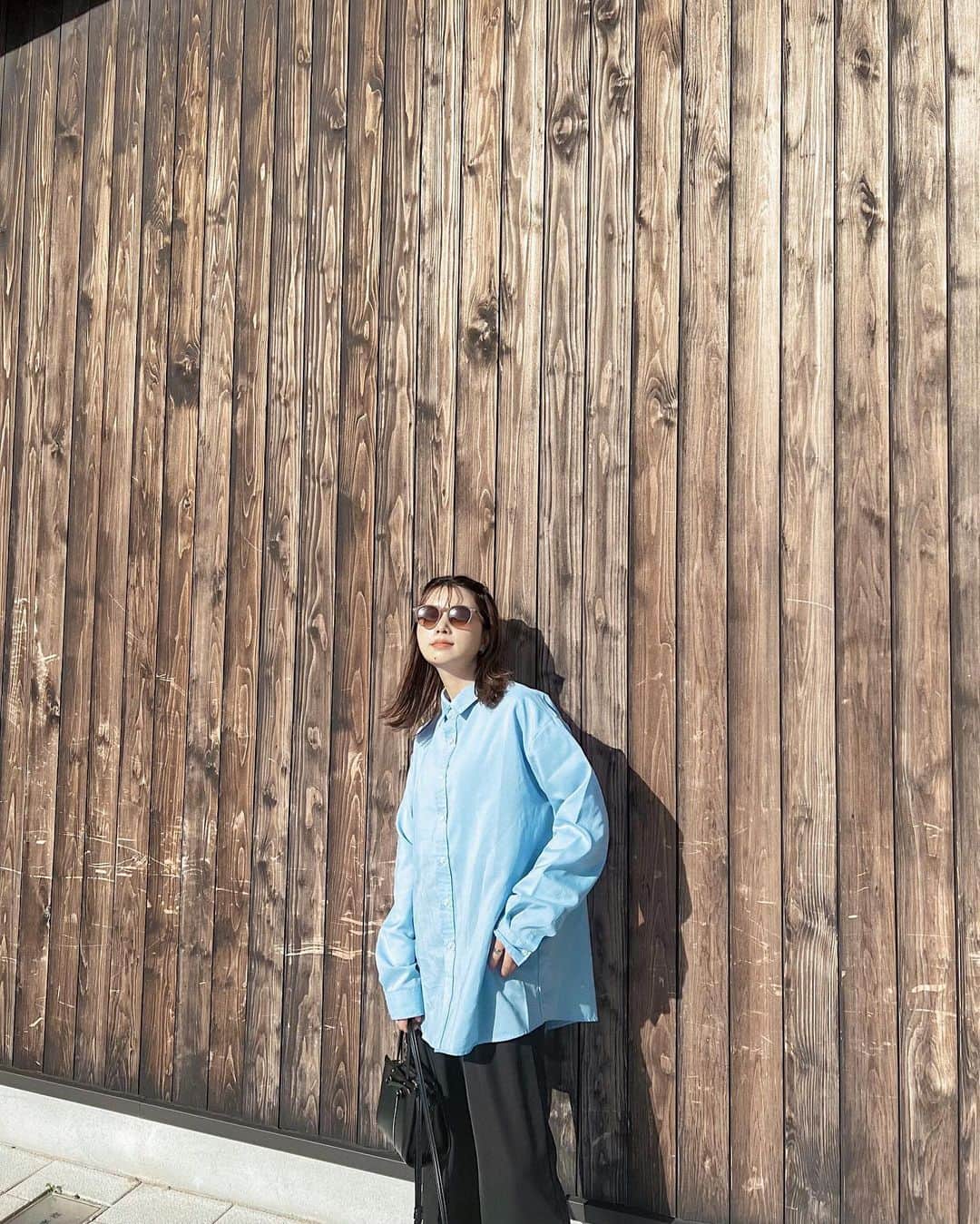 のインスタグラム：「韓国で買ったオーバーサイズシャツ お気に入り🫶🏼🩵🩵🩵 ちょっとメンズライクなので 髪型はガーリーにしてみました🦋✨ . . . . . #シャツコーデ#メンズライクコーデ#オーバーシャツ#オーバーサイズ#オーバーサイズシャツ#大人カジュアル#大人カジュアルコーデ#キレイめカジュアル#キレイめカジュアルコーデ#シンプルコーデ#春コーデ#ドライブコーデ#ハーフツイン#ツインテール#簡単ヘアアレンジ#ミディアムヘア#ミディアムボブ#ミディアムヘアアレンジ#韓国風ヘア#シースルーバング」