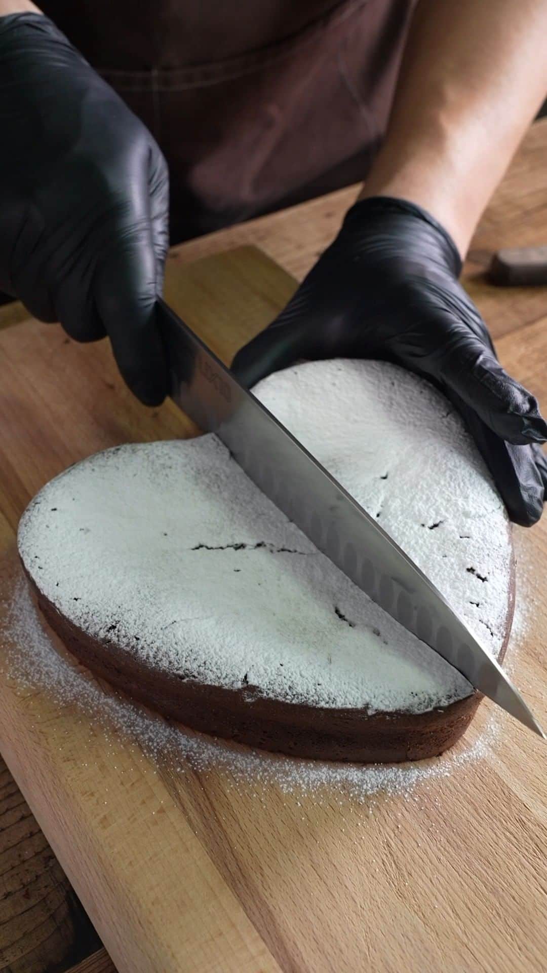 のインスタグラム：「Delicious Heart chocolate cake ハートのガトー・オ・ショコラ！  YouTube https://youtube.com/shorts/Fa4LZsh0LZY  May the cacao be with you ! ∴∵ゞ(´ω`*) ♪ I love Chocolate cake !  [Chocolate cake]  75g: chocolate 56% 75g: Heavy cream 47% 92g: egg white 60g: egg yolk 30g: A - granulated sugar 85g: B - granulated sugar 23g: Cake flour 46g: Cocoa powder 57g: unsalted butter  #YouTube #foodie #chocolate #instafood #foodporn #dessert #yummy #recipe #patisserie #recette #チョコレート #recipe #cake #cocoa #chocolat #レシピ #food #treat #asmr #eating #ガトーショコラ #chocolatecake #gateauauchocolat #チョコレートケーキ #heart #ハート」