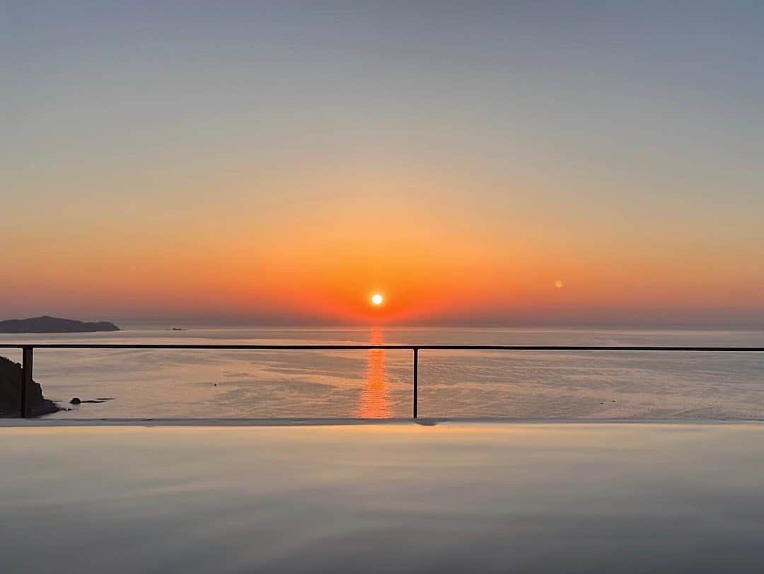 岩田絵莉佳さんのインスタグラム写真 - (岩田絵莉佳Instagram)「せかいえ ATAMI  朝5時、地平線からの日の出を眺めながら浸かる露天風呂は忙しい日々を忘れる至福の時間🫧  ホテルはオーシャンビューの室内露天風呂 隣にはととのうスペースのベッドや縁側があるので 朝昼晩ずーっとお風呂にいました🛀  この日は雲一つないほど快晴で早朝の朝焼け🌅 昼間の青い世界🌊夜の海に浮かぶ月明かり🎑 様々な表情に変える海と空を堪能することができ 本当に幸せな時間でした！  また行きたいなぁ😊✨✨ . . . #ATAMIせかいえ #リゾートホテル #温泉旅館 #熱海旅行  #オーシャンビューホテル #客室露天風呂 #旅行記 #温泉 #露天風呂付き客室 #オーシャンビュー #露天風呂付き #国内旅行 #ホカンス #温泉旅行 #日の出 #朝焼け #海辺」4月14日 21時45分 - 15erika11