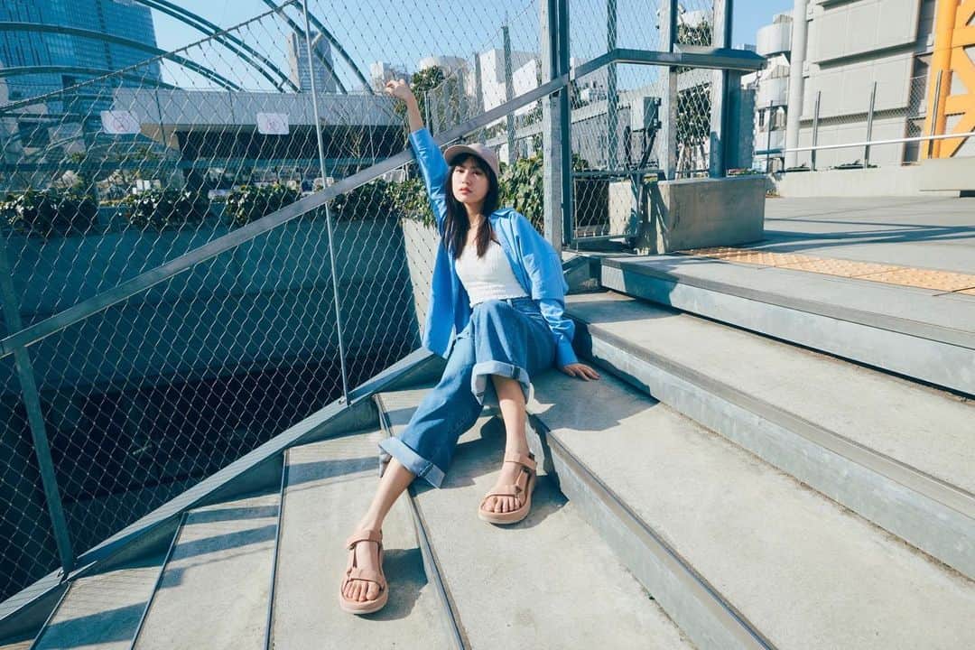 のインスタグラム：「Teva「Original&Universalーありのままに、つながろう。」のキャンペーンにて、 日本限定ビジュアルを務めさせていただきました👟💚  写真で履いている「HURRICANE XLT 2 AMPSOLE」は 日常のファッションにお洒落に溶け込む靴でありながらも、とっても履き心地が良くて本当にオススメ！！！  ウェブの方では別のビジュアル写真もありますので、 是非チェックしてみて下さい✨  #Teva #hurricaneXLT2ampsole 👟 #恒松祐里」