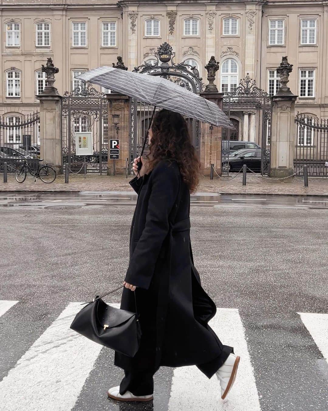 Kelsey Simoneさんのインスタグラム写真 - (Kelsey SimoneInstagram)「Walking in the rain ☁️」4月14日 21時40分 - k.els.e.y
