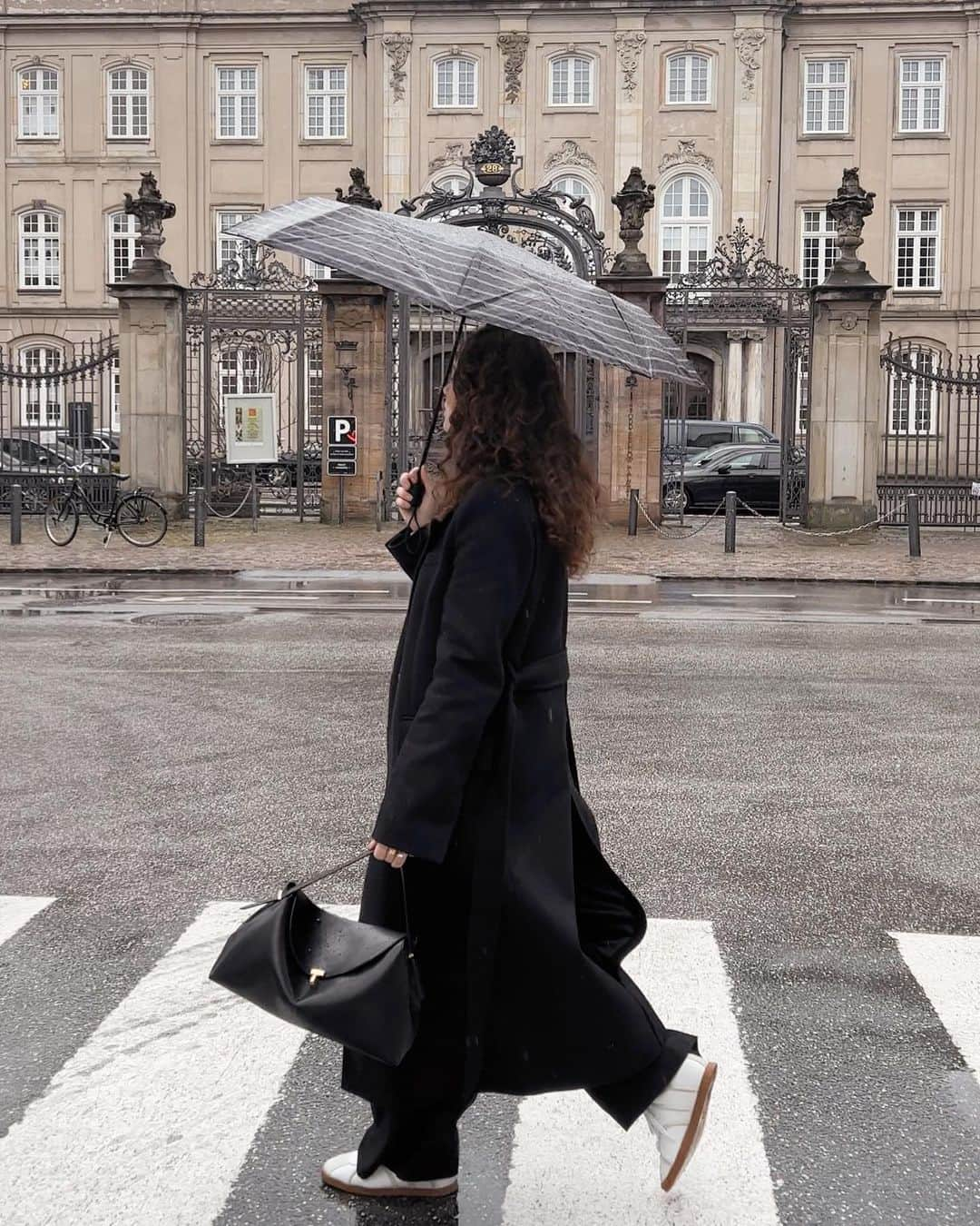 Kelsey Simoneのインスタグラム：「Walking in the rain ☁️」