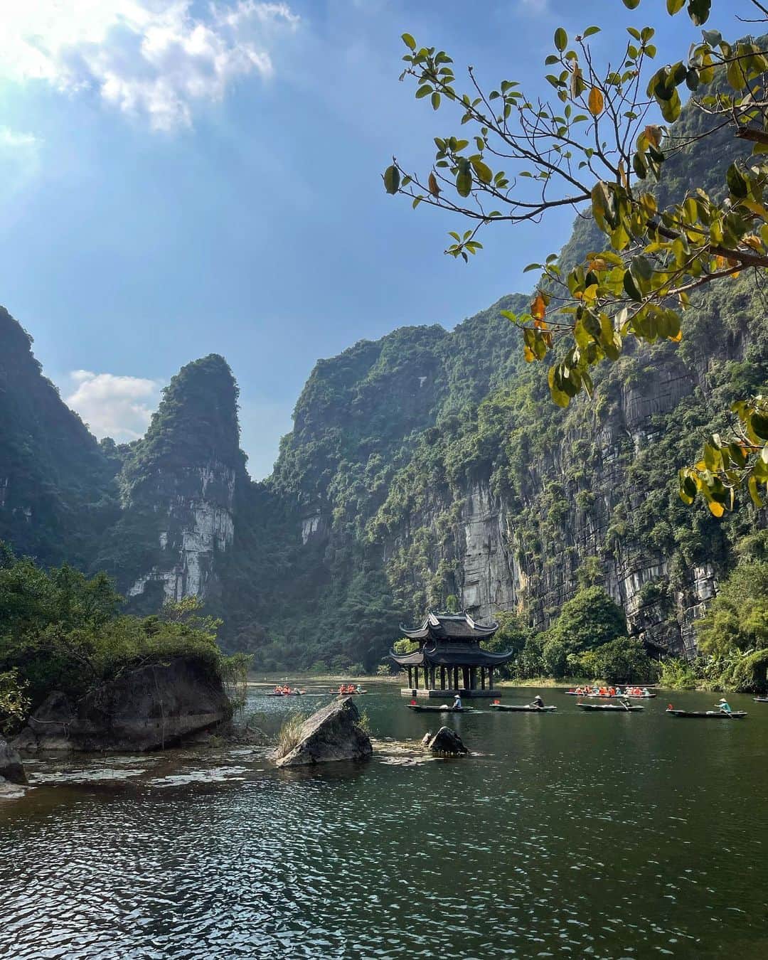 Akiのインスタグラム：「. 长安🇻🇳 . . . . . . . . . . . . . . . . . .  #ベトナム #ハノイ #ベトナム旅行 #ハノイ旅行 #vietnam #hanoi #vietnamtravel #🇻🇳 #girlstrip #asiagirl #女子旅 #海外旅行 #tranganninhbinh #trangan #ninhbinh #長安 #チャンアン #ニンビン #长啊」