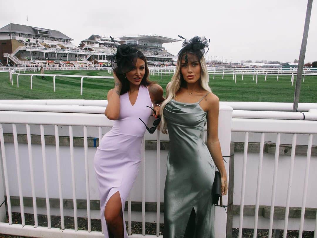 ルー・ティーズデールのインスタグラム：「Hello Aintree 🫶🏼 - Both wearing @quizclothing #ad #quizclothing #quizqueen」