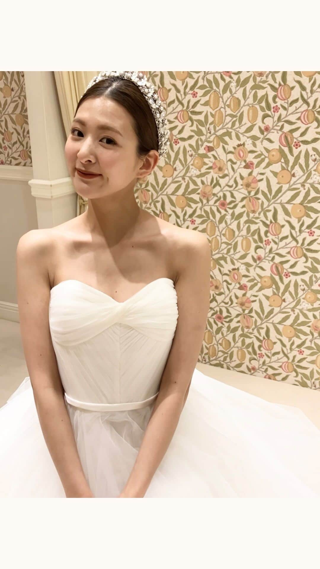 FioreBiancaのインスタグラム：「* About  Tiara🤍  ミニマムにまとめたヘアスタイルに 存在感のあるティアラを合わせて 憧れの花嫁スタイルに  何年経っても色褪せない ウェディングスタイルを叶えてくれます🕊️  Tiara1 No.06-8225  Tiara2 No.06-8232  Tiara3 No.06-8228  Tiara4 No.06-8233  Brand/Maria Elen(マリアエレナ) @mariaelenaheadpiecesau   #ウェディングヘア  #ウェディングヘアスタイル #アクセサリー #ウェディングアクセサリー #ティアラ #ウェディングティアラ #サークルティアラ #マリアエレナ #mariaelena #jenniferbehr  #fiorebianca #fiorebianca_wedding  #フィオーレビアンカ花嫁 #プレ花嫁」