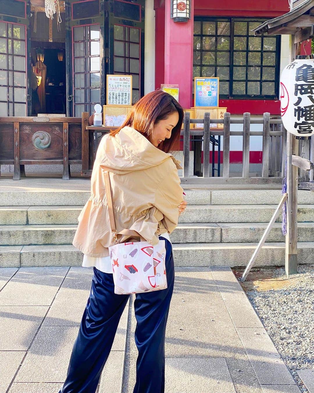 宮崎宣子さんのインスタグラム写真 - (宮崎宣子Instagram)「アロハとお仕事🐶  ずーっと気になってたルミさんのお散歩バッグを購入しまして、  早速使わせて頂きました😊  軽いし、可愛い😍 ドゥードゥルデザインが素敵✨  中も使いやすい小分けになっているので、 ペットボトルも倒れない構造になっていたり、ちょっとした小銭が入れられたりと、使い勝手がとても良い✨  肩からかけられるから、両手も使えるし、 ヘビーユース間違いなしです😆  番組に関してはまた近くなりましたら告知致しますね😊  #お散歩バッグ #使い勝手が良い  #ドゥードゥルアート  #デザインが可愛い  #chulodoghouse」4月14日 21時48分 - miyazaki_nobuko