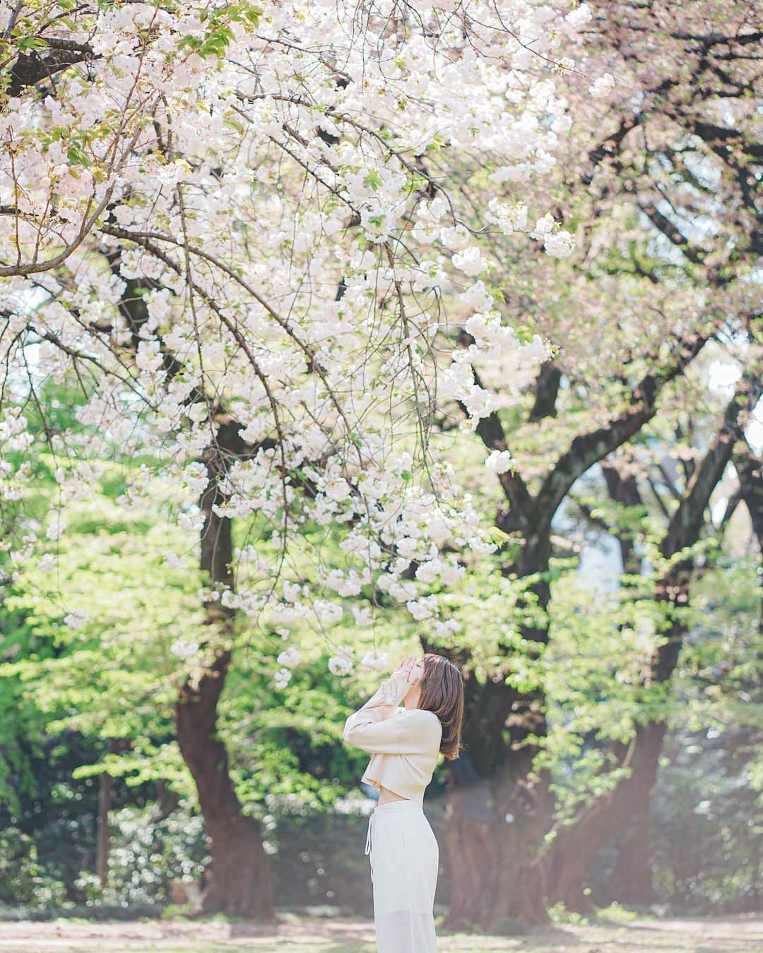 草場愛さんのインスタグラム写真 - (草場愛Instagram)「緑とピンクが混ざって綺麗だった🌸🍃 . photo: @tm_fm7」4月14日 21時50分 - manami_k1017