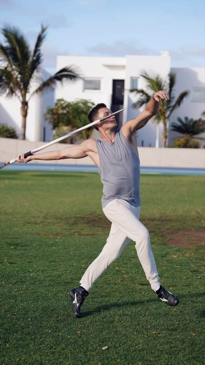 トーマス・レーラーのインスタグラム：「Just a second round tip control throw on grass ✌🏼 Enjoy the weekend everyone! #javelin #throw #athletics #athlete #trackandfield #runners」