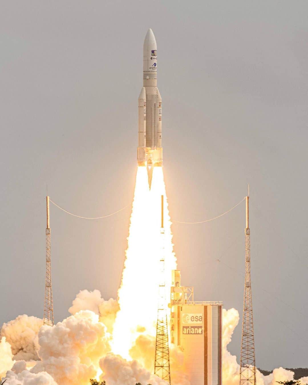 ルモンドのインスタグラム：「La mission Juice en partance pour Jupiter a réussi son décollage depuis la base de Kourou La sonde européenne Juice a réussi son décollage depuis la Guyane française pour un voyage de plusieurs années, en vue d’explorer les lunes de Jupiter. Son arrivée dans les environs de la planète géante est prévue en juillet 2031.」