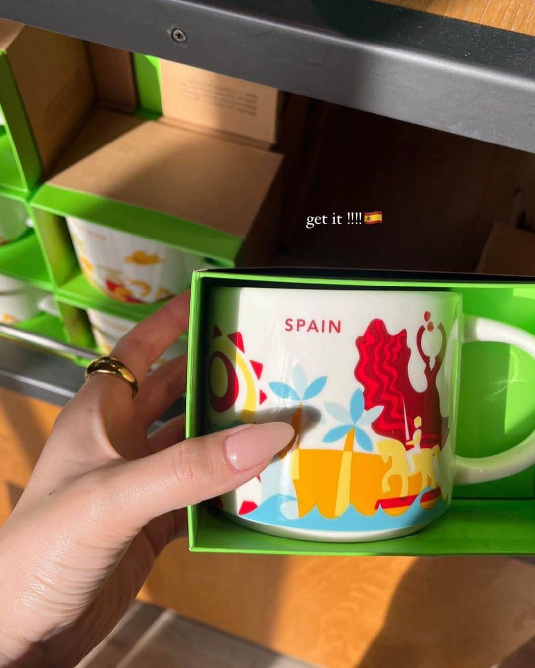 白倉あやさんのインスタグラム写真 - (白倉あやInstagram)「Starbucks at Spain !!!🇪🇸 色んな国のスタバカップを買っちゃう…🫶🏻  My fav Blueshirt👟💙」4月14日 21時53分 - shirakur_a