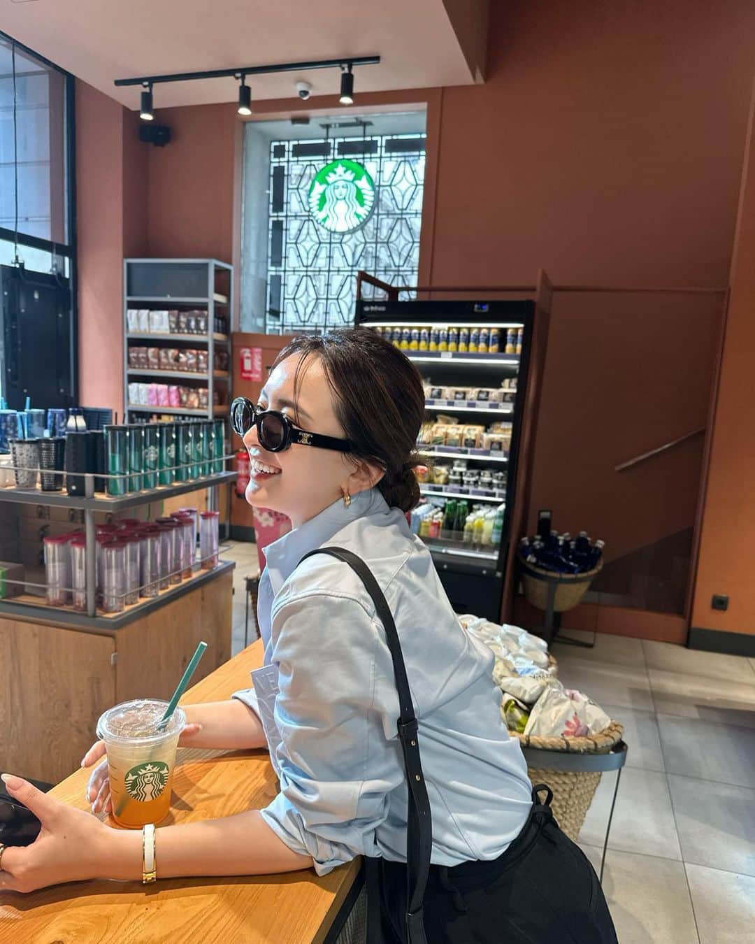白倉あやさんのインスタグラム写真 - (白倉あやInstagram)「Starbucks at Spain !!!🇪🇸 色んな国のスタバカップを買っちゃう…🫶🏻  My fav Blueshirt👟💙」4月14日 21時53分 - shirakur_a