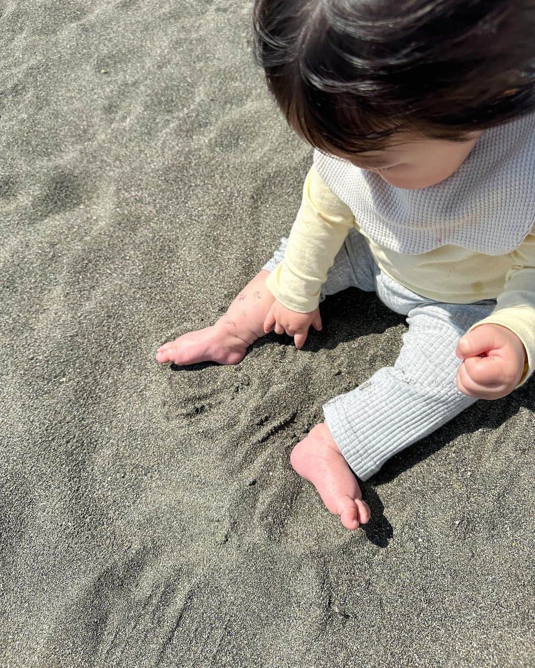 志田友美（ゆうみん）さんのインスタグラム写真 - (志田友美（ゆうみん）Instagram)「初めて砂遊びした日👶🏻🩵  恐る恐る触ってて慣れたら食べようとしてて目が離せない👶🏻ちゃん  もう洋服は80サイズになって50-60が懐かしい…🥹  本当にあっという間にサイズアウトしちゃうんだね🫨🫨  #8ヶ月ベビー」4月14日 22時02分 - yuumi_shida