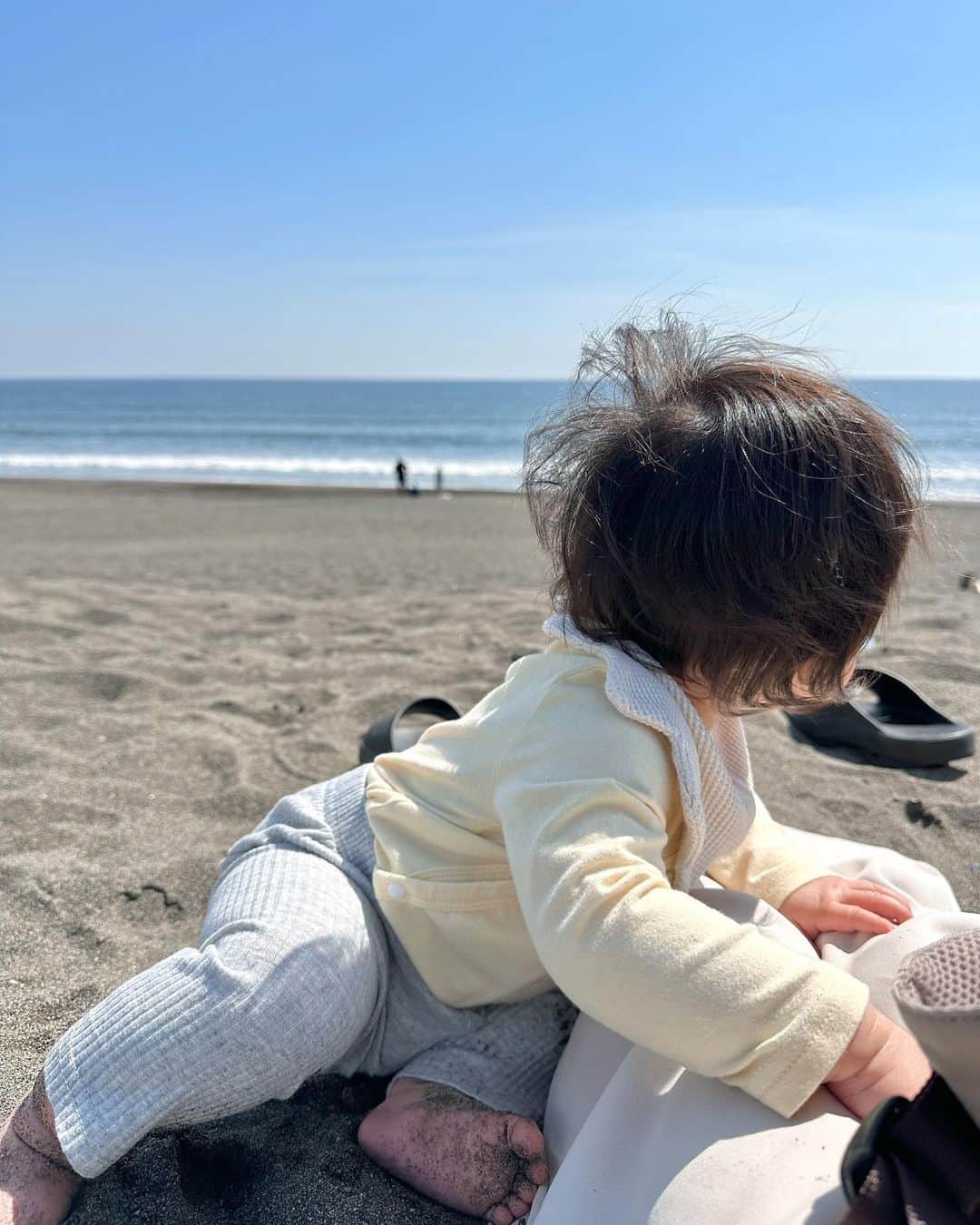 志田友美（ゆうみん）のインスタグラム：「初めて砂遊びした日👶🏻🩵  恐る恐る触ってて慣れたら食べようとしてて目が離せない👶🏻ちゃん  もう洋服は80サイズになって50-60が懐かしい…🥹  本当にあっという間にサイズアウトしちゃうんだね🫨🫨  #8ヶ月ベビー」