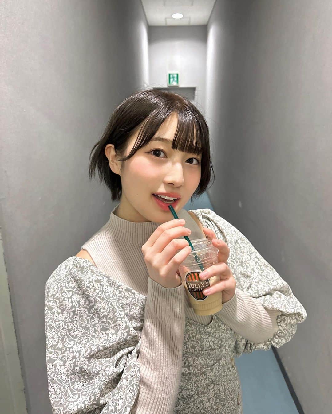 安部若菜のインスタグラム：「髪を切りました✂️  気持ち、いつもより短め！ ショートヘア好き？  #ショートヘア#ショート#ショートカット#髪色#mercuryduo#ワンピース#春コーデ#春服」