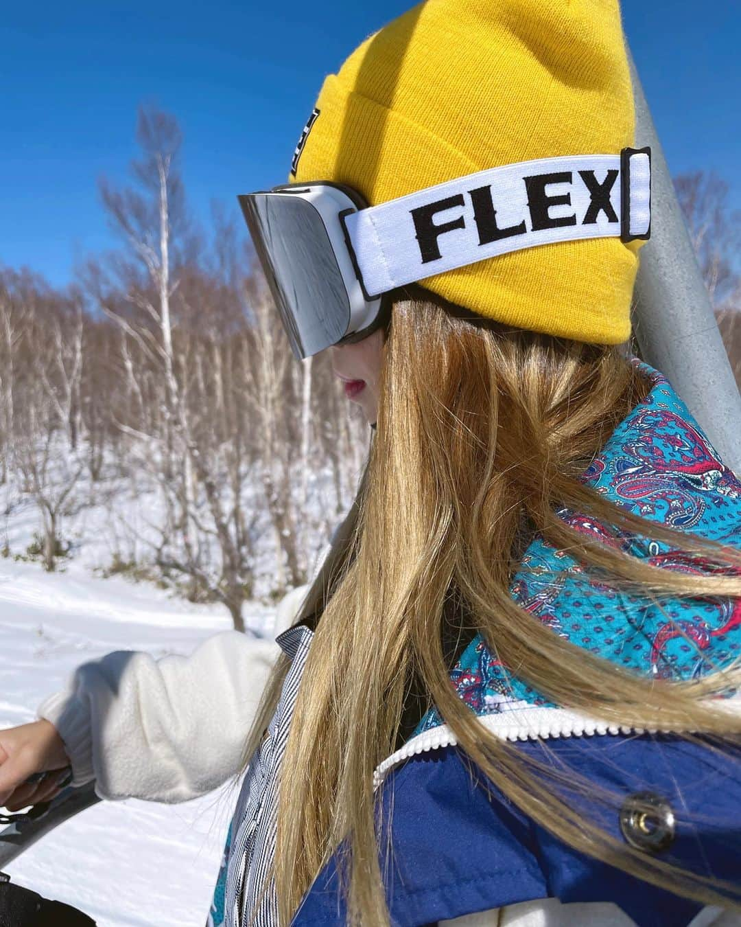 つっきさんのインスタグラム写真 - (つっきInstagram)「こないだの奥志賀🏂✨ 天気良くて最高だった〜☀️ 眩し過ぎて写真撮る以外は ずっとゴーグルマン🥽🔥 ミラーレンズでかっこいいし 調光もしっかり入ってるし FLEXのブラックレンズ最強😆❤️‍🔥 🥽 @flex_japan @flex_outfit  . 🧢👗🥾 @dc_womens @dc_snowboarding  @dcshoes_japan @dcshoes  🏂 @nitrojapan @nitrousa  🗻 @okushigakogen_resort  . #flex_japan #flex snowboardgirl #snowboarding #snowboardlife #2023 #dc #nitro #swag #funky #funny #guffaw #l4f #hermosa #awesome #goodvibes #yukiyama #スノーボード #スノボ #スノボー #ゲレンデ #雪山 #ゴーグル #スノーゴーグル #スノーボードウェア #スノボー女子 #スノボ女子 #スノボー女子 #奥志賀高原 #イケイケのイケ #すきすきのすき❤️」4月14日 22時03分 - tukki007