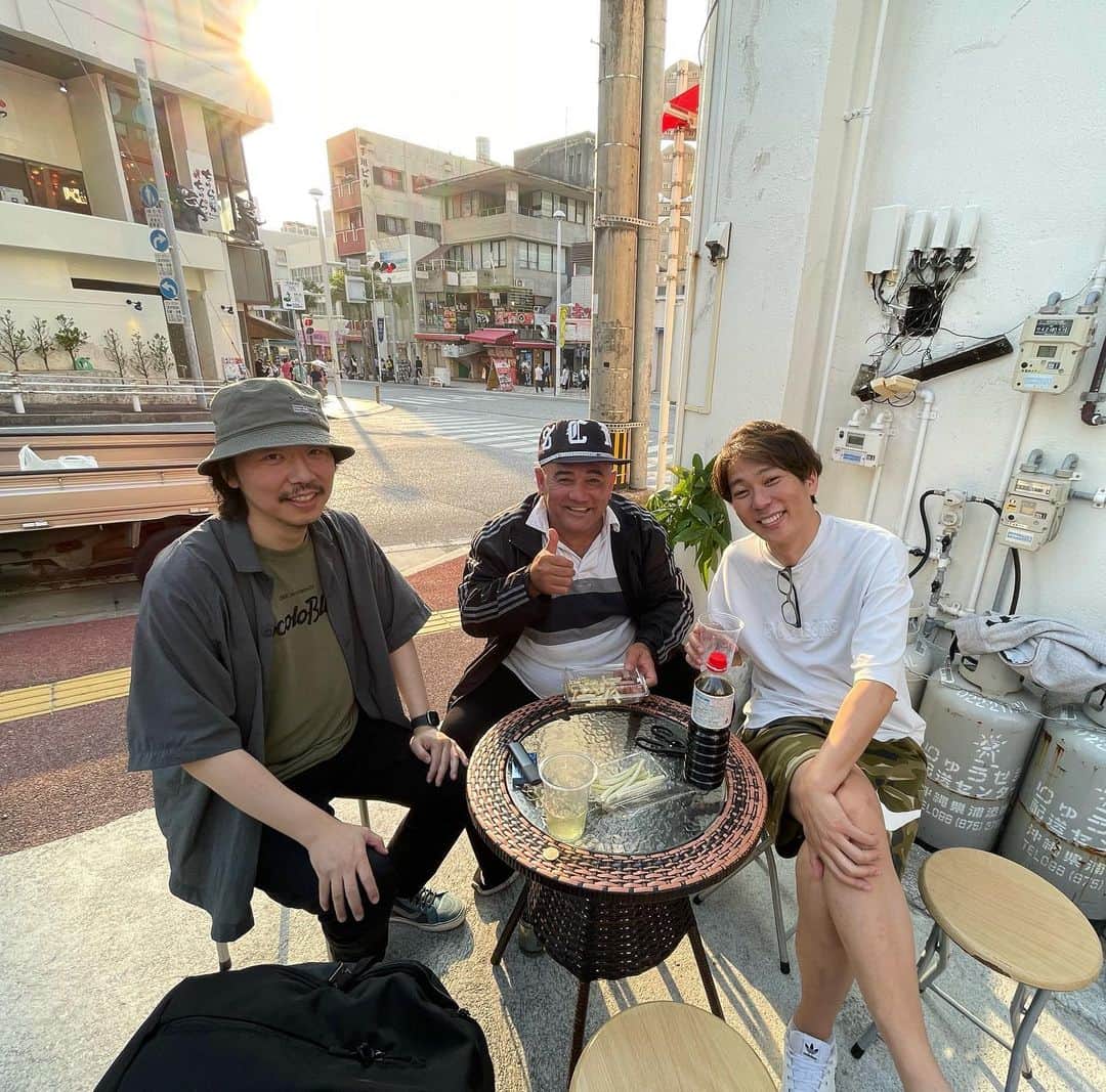 のインスタグラム：「国際通りで飲んでたら島らっきょうを売りに来てそのまま一緒に飲むことになったジェームズさん。小4からパンチパーマ当ててたそうです。」