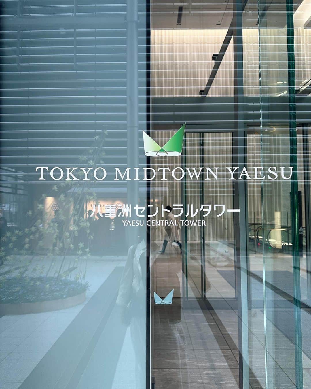 mizukiさんのインスタグラム写真 - (mizukiInstagram)「お花がいっぱい🪻🌼✨ 東京ミッドタウン八重洲のエントランスに広がってるお花の作品たち。 私の好きな蘭もたくさんあって 本当可愛かった、、☺️ ㅤㅤㅤㅤㅤㅤㅤㅤㅤㅤㅤㅤㅤ 東京ミッドタウン八重洲やのロゴを モチーフにした作品もあったり。 写真撮ってる人たくさんいました😊 4/23まで開催されてるみたいなので 是非行ってみてください🫰 ㅤㅤㅤㅤㅤㅤㅤㅤㅤㅤㅤㅤㅤ #東京ミッドタウン八重洲#tokyomidtownyaesu#yaesuflowergreeting#pr」4月14日 21時56分 - mizukidrop