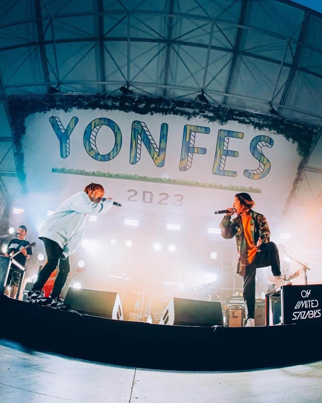 GENさんのインスタグラム写真 - (GENInstagram)「2023.04.09 『YON FES 2023』 DAY 2 この日はkjを招いてcrush the windowを初披露。ハンドマイクでやりたかったので、ベースを玉屋さんに弾いてもらいました。雲ひとつない晴天でみんな今年の日焼け始めだったのでは」4月14日 21時58分 - 04genls