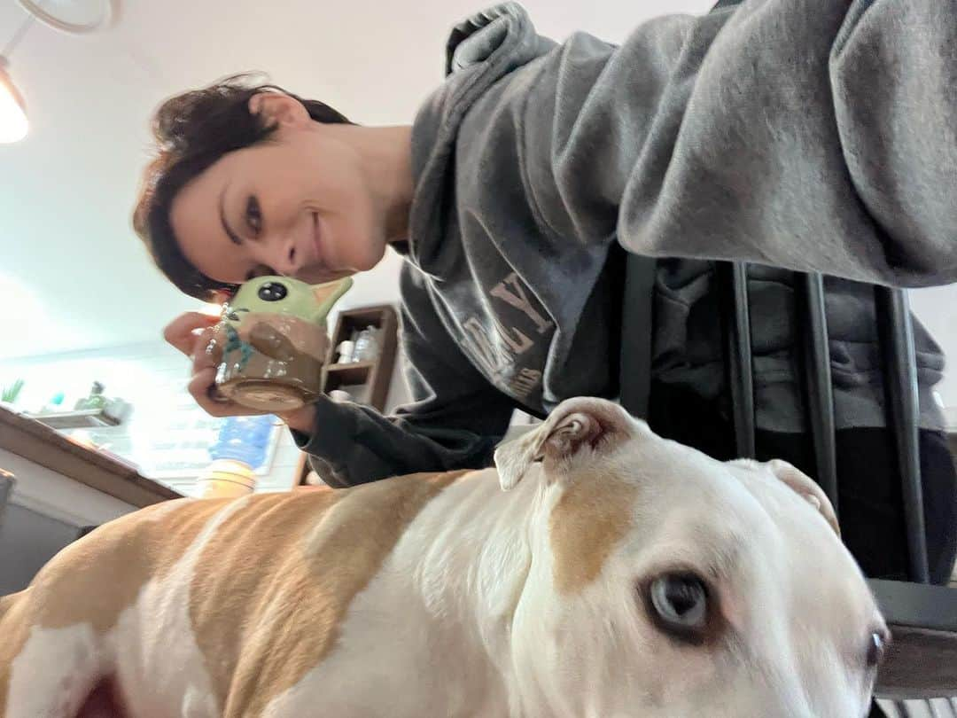 ジェイミー・アレクサンダーさんのインスタグラム写真 - (ジェイミー・アレクサンダーInstagram)「Goooood morning from Yoda, June Bug and me 😜 ☕️ #coffee #pitbull #yoda #NY」4月14日 22時04分 - jaimiealexander