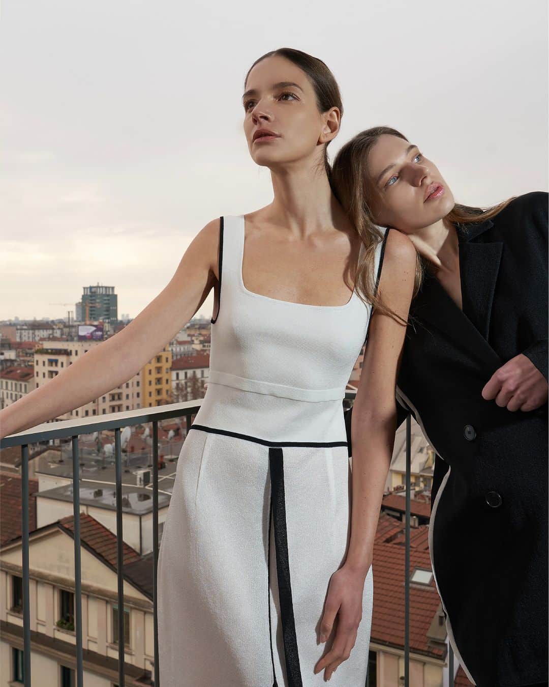 のインスタグラム：「From iconic transparent fabric to knit dress with elegant yet sporty modern vibe, the brand offered you diversified ensembles for your spring outing of any occasion. Make monochrome to be an interesting element, this #TwinsBorders is an incomparable double knitted 'Strati‘ piece to enhance your femininity.  Shop the SS23 Collection now.  #ANTEPRIMA30 #SpringSummer2023 #SS23 #ANTEPRIMA #WIREBAG #MilanStyle #Milan #MilanFashion #Miniature #MicroBag #MiniBag #CraftBag #CrochetBag #Handcraft #KnitBag #WorkBag #ItalianDesign #Craftmanship #アンテプリマ」