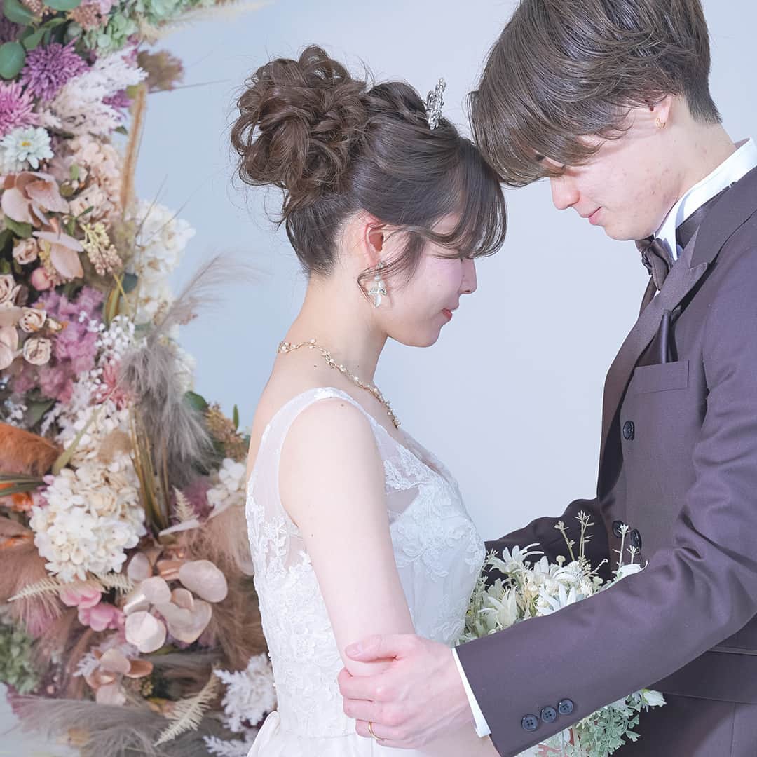 CLAIREのインスタグラム：「華やかな空間で🕊  claire.nambaparks  #クレールブライダルスタジオ #フォトウェディング #結婚式準備 #プレ花嫁 #卒花嫁 #和装ヘア #和装前撮り #前撮り #写真で結婚式 #白無垢 #着物 #ウェディングドレス #結婚写真 #結婚準備 #日本中のプレ花嫁さんと繋がりたい#ウエディングフォト #フォトウエディング #2023春婚 #2023夏婚」