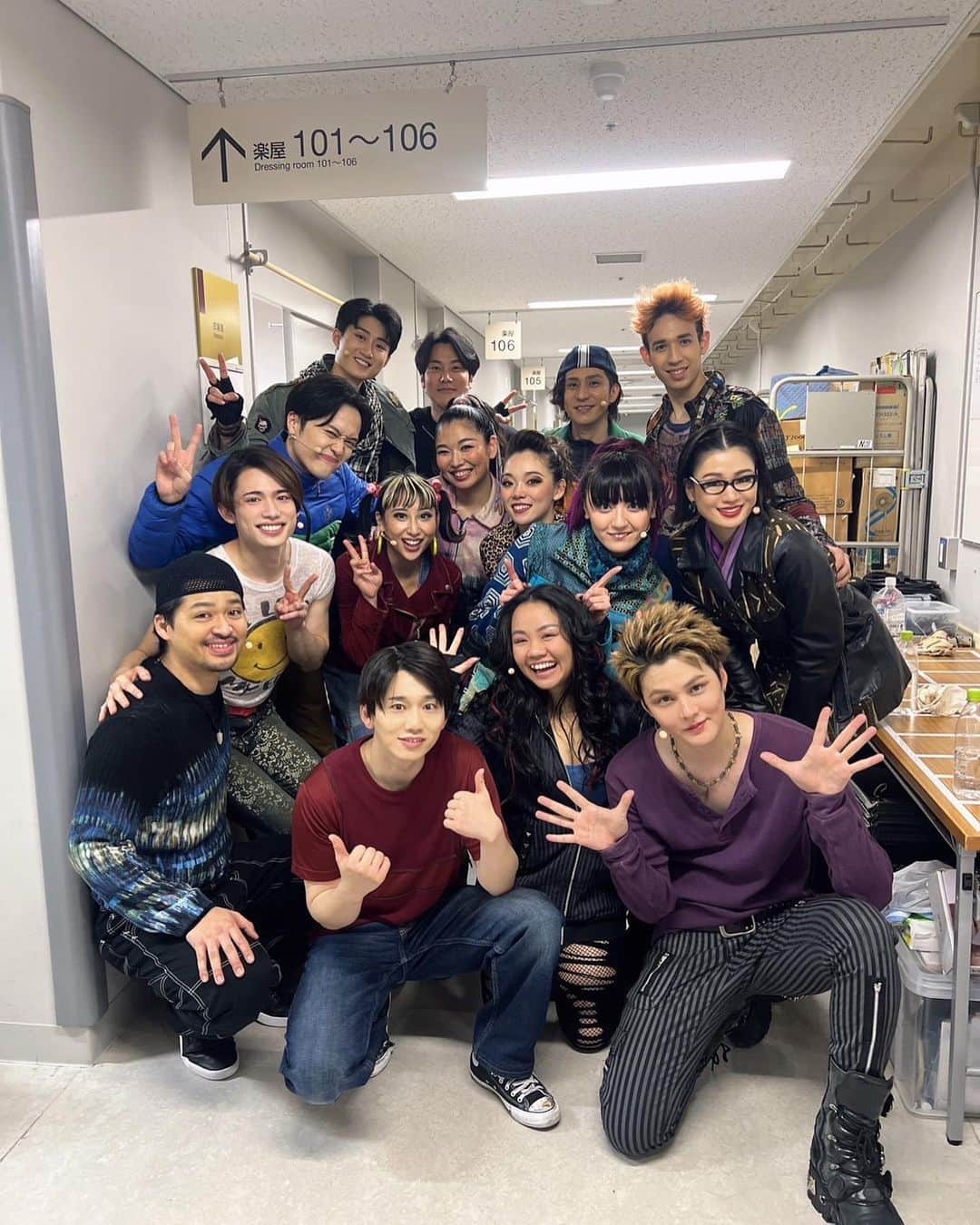 鈴木瑛美子のインスタグラム：「【RENT】  大千穐楽から一夜明け 鈴木瑛美子の世界に戻ったことを実感しています。  2020年で叶わなかった想いを、2023年のRENTが叶えてくれました。 RENTの世界に初めて触れて、愛の深さや儚さ、尊さを知ってから、私の人生は大きく変化し、豊かになりました。気づきも沢山ありました。  2020年に1人で大阪、愛知に行きました。自分に誓った約束を果たすことができました。それができたのは、カーテンコールの時に想くんが言ったように、制作さん、演出さん、舞台監督ポンさんはじめとした技術スタッフの皆さん、各劇場のスタッフさん、バンドさん、キャストのみんなの、そして何より、あの頃から待っていてくださった、観にきてくださった皆さまのおかげです。 本当にありがとうございます。  モーリーン・ジョンソン あなたは、とても頭が良くて、破天荒さがかっこよくて、憎めない愛らしさがあって、あなたを理解するのは難しかった。けど理解した瞬間から、鈴木瑛美子はモーリーンになれた。モーリーンとして生きる時間が気持ちよかった。 色々教えてくれてありがとう！ 愛してるよモーリーン！  No Day But Today!! 本当に、ありがとうございました！ みんな愛してるよ！  RENT2023　　　完」