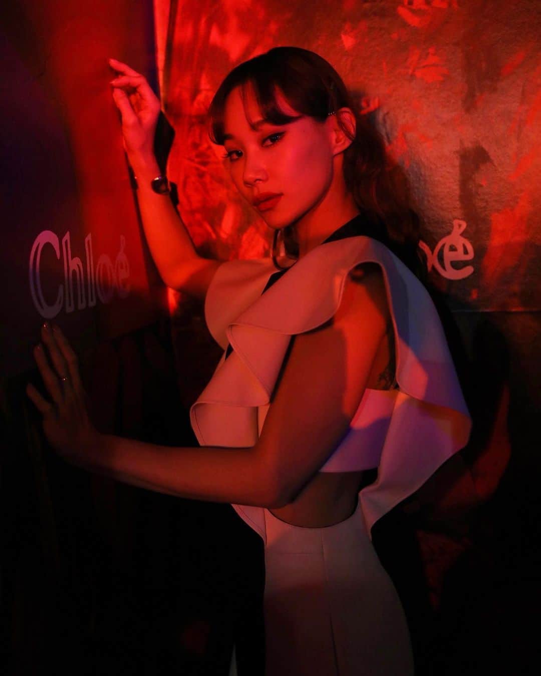 マドモアゼル・ユリアのインスタグラム：「"Chloe Club" in tokyo ❤️‍🔥 カットが素敵なクロエのレザーのバイカラーのワンピースを着て、奈良君と参加してきました🖤🤍  #ChloeInTokyo  #クロエ @chloe」
