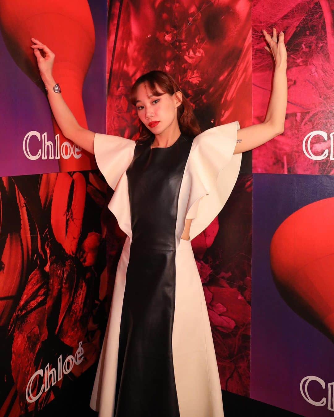 マドモアゼル・ユリアさんのインスタグラム写真 - (マドモアゼル・ユリアInstagram)「"Chloe Club" in tokyo ❤️‍🔥 カットが素敵なクロエのレザーのバイカラーのワンピースを着て、奈良君と参加してきました🖤🤍  #ChloeInTokyo  #クロエ @chloe」4月14日 22時01分 - mademoiselle_yulia