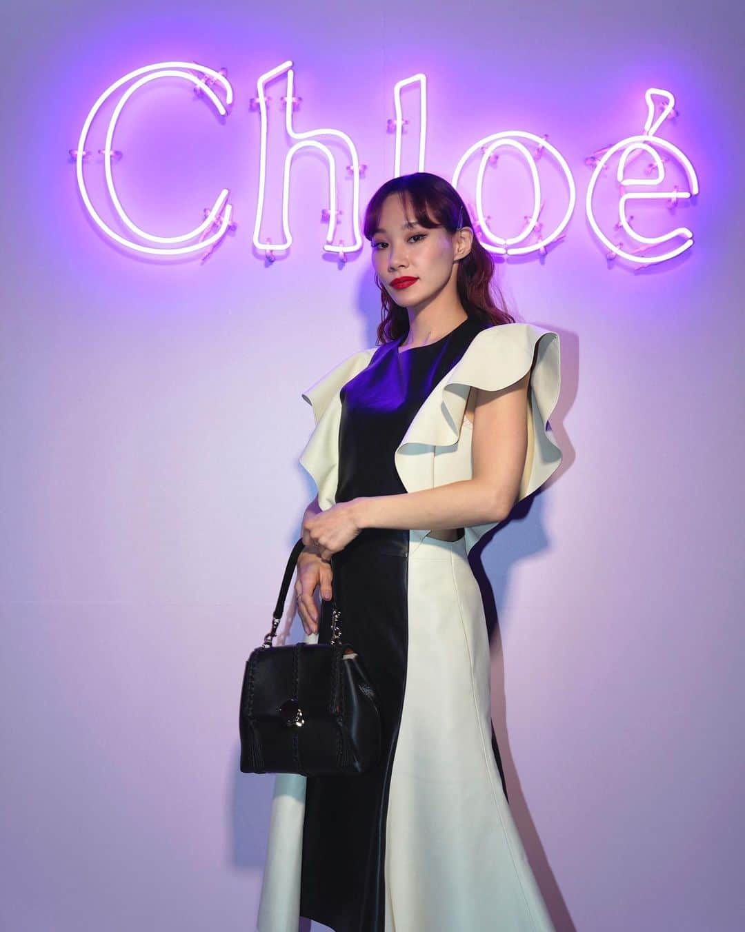 マドモアゼル・ユリアさんのインスタグラム写真 - (マドモアゼル・ユリアInstagram)「"Chloe Club" in tokyo ❤️‍🔥 カットが素敵なクロエのレザーのバイカラーのワンピースを着て、奈良君と参加してきました🖤🤍  #ChloeInTokyo  #クロエ @chloe」4月14日 22時01分 - mademoiselle_yulia