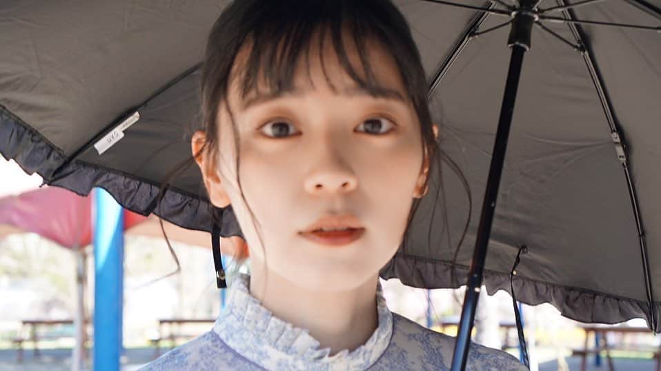 のインスタグラム：「☁️💙  ぼやけてしまったけどお気に入り☺︎  明日は雨だけどみんなの心は晴れさせます☀️  #坂井仁香#ひとちゃん#超とき宣#超ときめき宣伝部#前髪#ヘアアレンジ」
