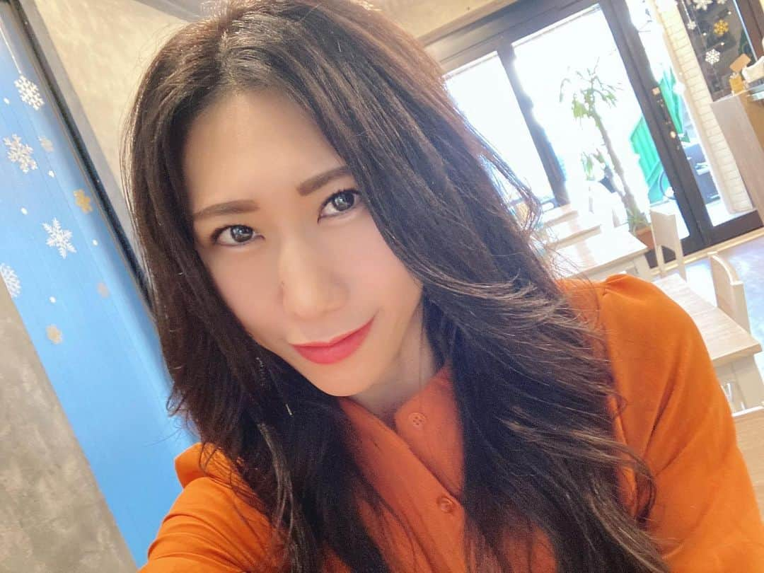 ほんまかよこさんのインスタグラム写真 - (ほんまかよこInstagram)「🦤 🧘‍♀️Fit＆Wellness @kayoko_fitness 🪴Life＆Work @honmakayoko follow us🤍  ちゃんとふざけたいから ちゃんとした顔もがんばる  ギャップに惚れてくれ。  自分に喝入れたい時は 自らハードルを上げて 自分に圧をかけまくる  たまに自滅することもあるけど うだうだして飛び込めないより 何百倍もいいよねって思ってる  だから。。  潰れちゃったらどうか みんなで膨らましてくださいな🥹✨  #筋肉なお姉さん #ほんまかよこ #きんにクリエイター #パロフェッショナルレフェリー #パロサッカープレイヤー #parofessionalreferee #parosoccerplayer #soccerplayer #parody #parodylife #parodist #sexymodel #gravure #japanesegirls   ──────────  ＼＼TikTokでパロディ動画投稿中／／  史上初W杯女性審判 山下良美主審ものまね ◆パロフェッショナルレフェリー ◇パロサッカープレイヤー  🆔honmakayoko_soccer  ────────────────── 🌹お仕事のご依頼、どうぞお気軽に💃🕺 ──────────────────  💁‍♀️出演・撮影などのご依頼はメール or マネジメント会社へ  💁‍♂️インフルエンサー案件、PR、寄稿などのご依頼はDM or メールへ  ────────────────── ※ライブ配信、賞レース等へのお誘いはお返事できかねますのでご了承ください😌 ──────────────────  温泉モデル、温泉ナビゲーター  ほんまかよこの温泉＆入浴専門ファンサイトがミーグラムでOPEN♨️✨  SNSやその他コンテンツ等ではお届けが難しかった入浴関連コンテンツがお楽しみ頂けるのはミーグラムだけっっ🛁💋 　 ✧*｡.──────────  ほんまかよこファンクラブ🤟😎  『きんにクラブ』メンバー募集中💞  オンオフ問わず、ほんまかよこの"全ての顔"に密着した情報が届くのはfans'だけ💪😎 ──────────.｡*✧  🌈14-15周年 Special memorial企画 デジタル限定写真集、連続リリース中！ 第1弾「21debut」 第2弾「22White」 第3弾 …caming soon amazon・Kindle「ほんまかよこ」で検索🔍✨  ────────── 🎦YouTube Kayo Channel 😊チャンネル登録＆視聴＆高評価お願いします🤲 ────────── 📱TikTok ほんまかよこ(🆔honmakayoko0827) ────────── 🐦Twitter ほんまかよこ(kayokohonma) ほんまかよこの裏垢(honmakayoko) ────────── 💬LINE 🤝友だち追加 @wdw5651f 🎦LINE VOOM へのコメント返信中😘 ────────── 👍Facebook ほんまかよこ（Kayoko Honma） 😊いいねしてね💞 ────────── 📖note ほんまかよこ ────────── 📻ラジオ冠番組 「ほんまかよこのラジオ筋肉」 📨メッセージ待ってます🤲  🏷 #筋肉グラドル #筋肉タレント #フィットネスモデル #筋肉 #腹筋女子 #筋肉女子 #筋トレ女子 #fitnessmodel #healthylifestyle #fitnessgirl #fitnessjourney #模特 #健身模特 #健身房 #筋スタグラム #kayokohonma」4月14日 22時02分 - honmakayoko