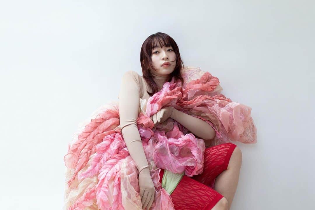 ヒグチアイのインスタグラム：「にゅうアー写です。わたしの好きなものを、というありがたい提案をもらって、そうか最近そんなことを考えてなかったなと思い、新しい写真を撮りました。 実はちゃんと女の子だし、だけど舐められたくない。肌もちょっと見せたいけど、セクシーにはしたくない。ふわふわしてるの好きだけど、誰かと同じにはなりたくない。わたしを確立させたい。 そんな矛盾した要望に応えてくれた写真が出来上がりました。 おにゅうなわたしも愛してね♡  Photo : SOPHIE ISOGAI Styling : NORIKO MIYAZAKI Hair&Make : CHIKA HORIKAWA」