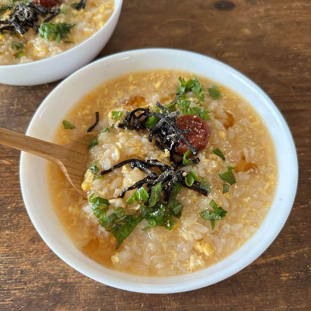 Tesshiのインスタグラム：「超簡単めんつゆでたまごおじや Super easy Japanese rice porridge #yummy #homemade  #healthy #rice #porridge #ojiya #quickmeals #easyrecipes #おいしい #おじや #おやじ #時短料理 #時短レシピ #マカロニメイト #フーディーテーブル #手作り  水2カップ、めんつゆ大1(創味のつゆ4倍濃縮)、ご飯200g、卵1個、塩で調整、好きなトッピング(梅干し塩昆布ごま大葉ごま油)など 400ml water, 1 tbsp Mentsuyu sauce(4 times concentrated), 200g Gohan, 1 egg and salt… Umeboshi, salted Kombu, Shiso, sesame and sesame oil…」