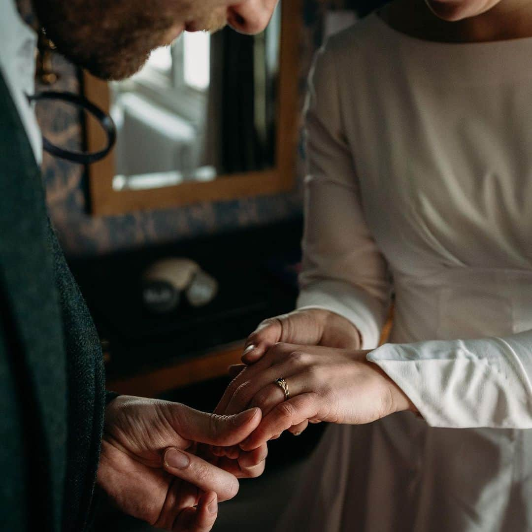 ダウアー&ホールさんのインスタグラム写真 - (ダウアー&ホールInstagram)「One of our favourites things is seeing our pieces out in the wild — these beautiful images are from Katy & Nick’s elopement. Thank you for letting us be a part of our special day 🤍  Images: @joplusliam」4月15日 19時00分 - dowerandhall