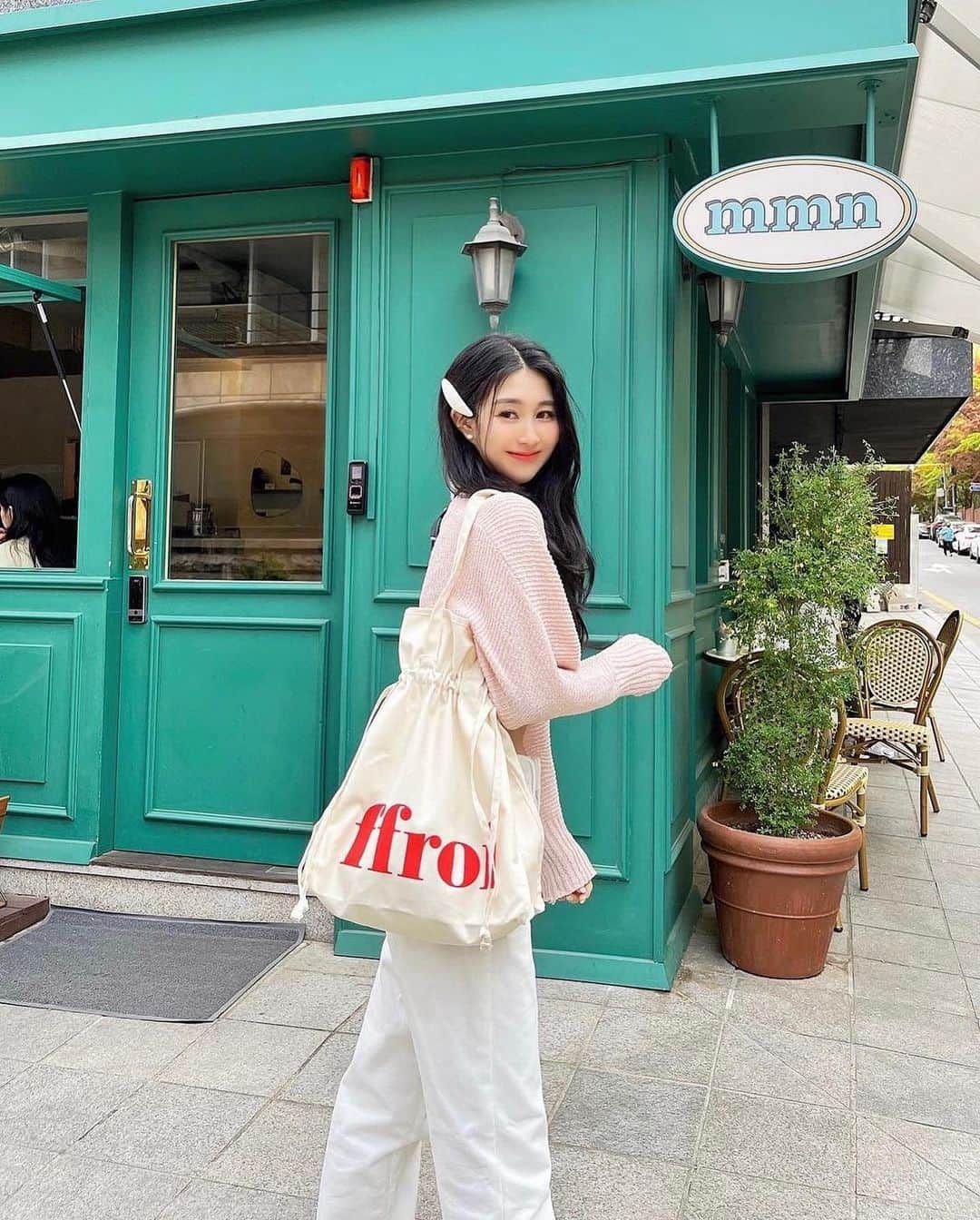 のインスタグラム：「최룡 끝나고 coffee time 〰️ 🐅🩷 이뿡 카페 뉴토트백 백점 만점에 이백점 ♡♡ @ffroi_official トートバッグは今韓国で大人気のffroiだよっ👜」