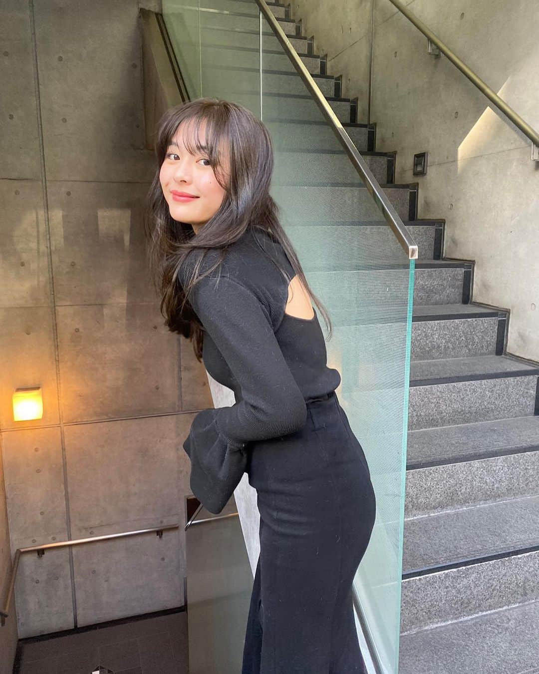 河原洋美さんのインスタグラム写真 - (河原洋美Instagram)「今更シリーズ  前髪はちょっと長め、顔周りのレイヤー多めなヘアー カラーはオレンジしっかり消してヌードグレー 2枚目のりのちゃんの笑顔がさいこうに可愛い🤍 （洋服に犬の毛が沢山ついてるのも可愛い🐶） #linkybyshima #hiromi_hair #プレミアムケアカラー #ナチュラルヘア  #柔らかカラー  #ケアカラー  #バイカルテトリートメント #ヘアカラー #ロングヘア」4月14日 22時13分 - cyorobinthkey