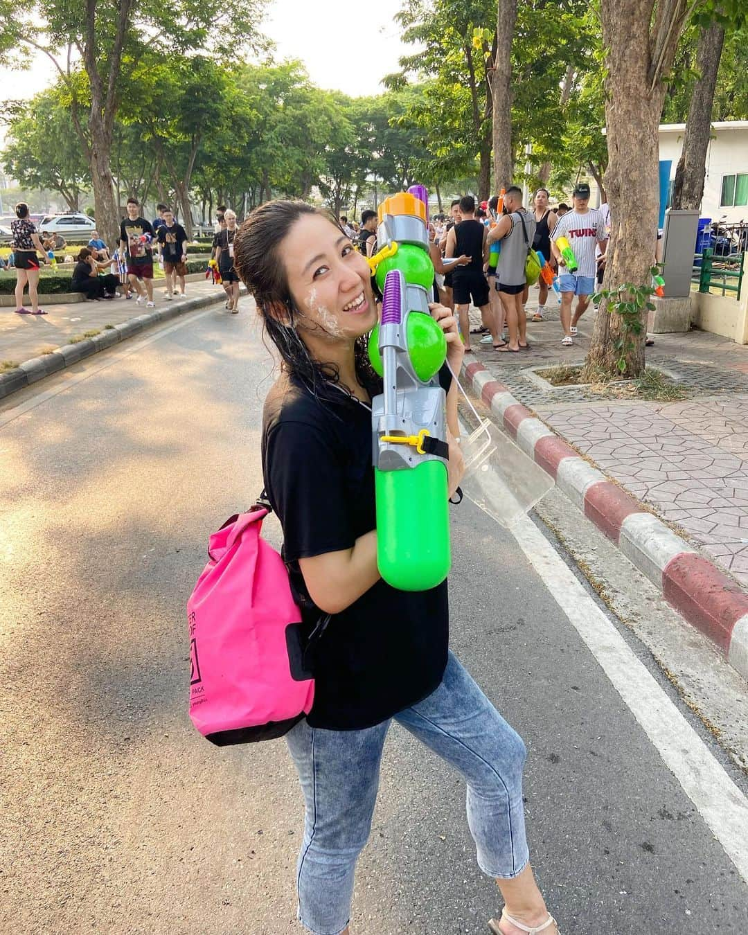 荒尾茉紀のインスタグラム：「Happy Songkran🇹🇭水かけ祭り  普通の道端でもかけられます！タクシーやバイクに乗っててもかけられます！私は警察にかけました！笑  戦いの結果が最後の写真😂  #songkran #ソンクラン #水かけ祭り  #thailand #bangkok #khaosanroad  #タイ #バンコク #カオサン #สงกรานต์」