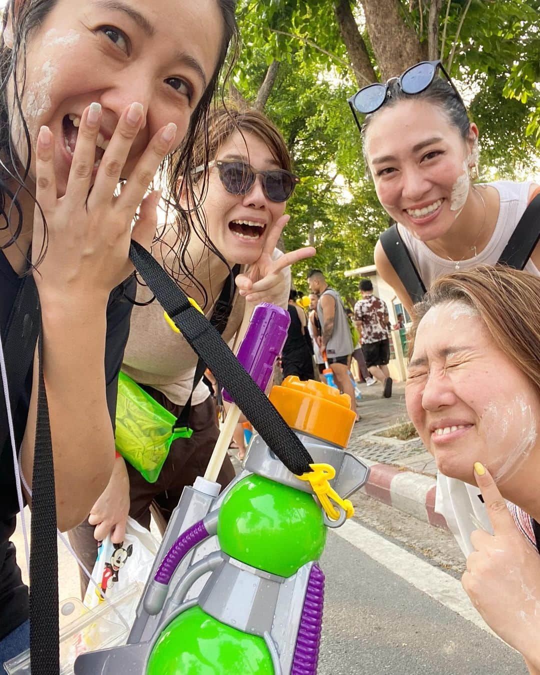 荒尾茉紀さんのインスタグラム写真 - (荒尾茉紀Instagram)「Happy Songkran🇹🇭水かけ祭り  普通の道端でもかけられます！タクシーやバイクに乗っててもかけられます！私は警察にかけました！笑  戦いの結果が最後の写真😂  #songkran #ソンクラン #水かけ祭り  #thailand #bangkok #khaosanroad  #タイ #バンコク #カオサン #สงกรานต์」4月14日 22時09分 - maki.arao