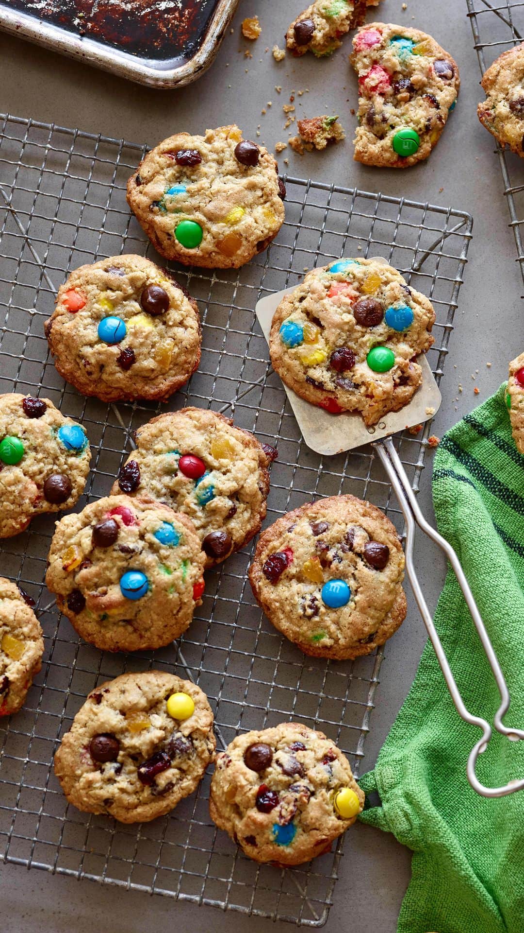 Gaby Dalkinのインスタグラム：「Papa B came to town and so did his famous cookies!!! https://whatsgabycooking.com/dads-kitchen-sink-cookies-recipe/」