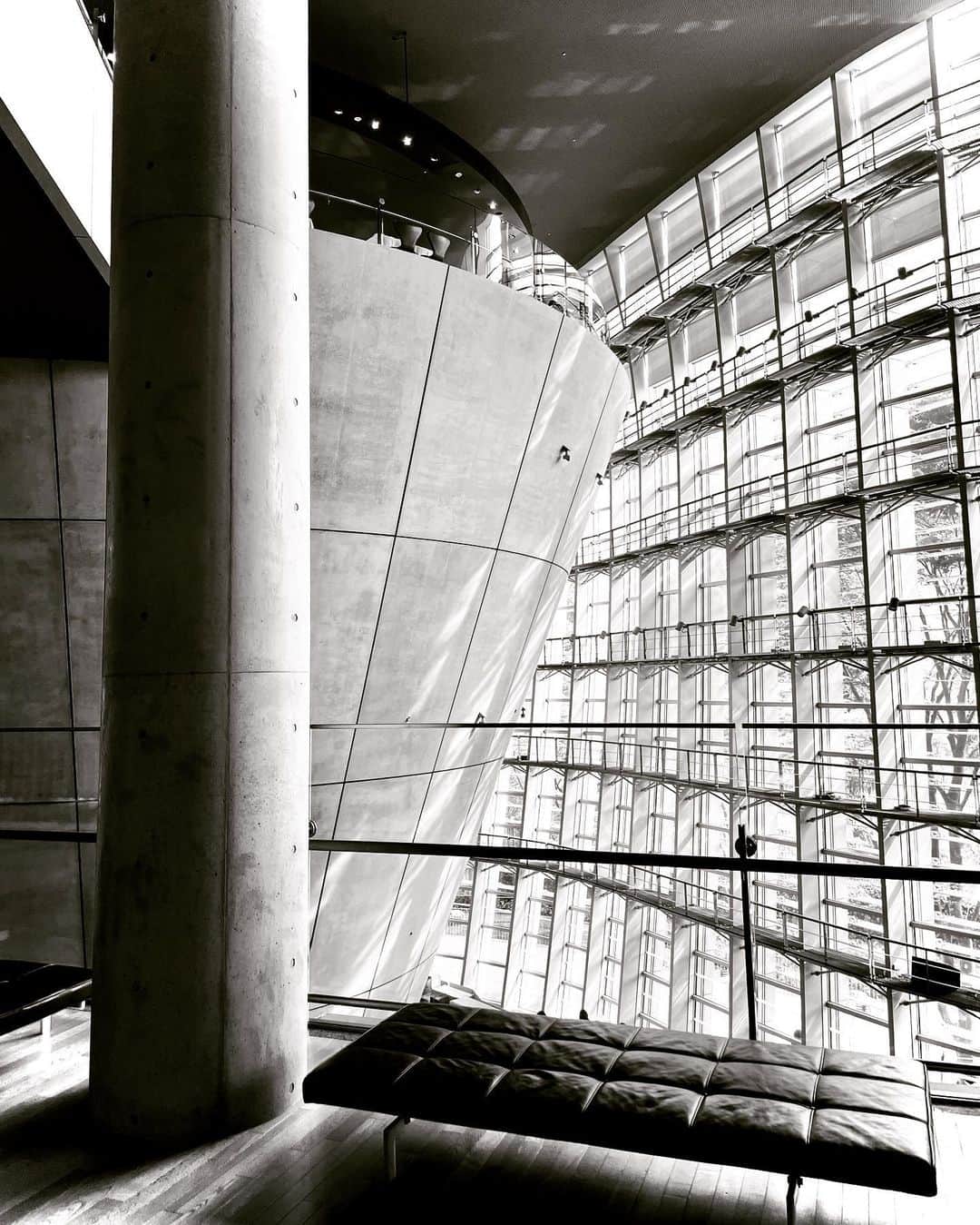 北川富紀子さんのインスタグラム写真 - (北川富紀子Instagram)「One of my favorite architecture museum in Tokyo.🗼@thenationalartcentertokyo . 森の中の美術館🌿 . . . 国立新美術館、 来るたびに好きになる…。 . . . ここに来るたびに胸が躍るし、ガラスとコンクリートと自然が共存してる感じとか、もう。←語彙力 . . . エッフェル塔に求婚した人がいるって 昔テレビで見た時は . 世の中いろんな人がいるんだなって ただただ驚愕してたけど、  (その人だけじゃなく割とたくさんいるらしい) . . 時を経て、そんな気持ちが理解できる大人になったようです。 . . . . #毎日会いに行ったり #婚姻届を持っていったりは #今世では無理そうだから . #一目惚れレベルで落ち着いているようです . . . #黒川紀章 #国立新美術館 #kishokurokawa  #thenationalartcentertokyo」4月14日 22時11分 - tokiko_kitagawa_